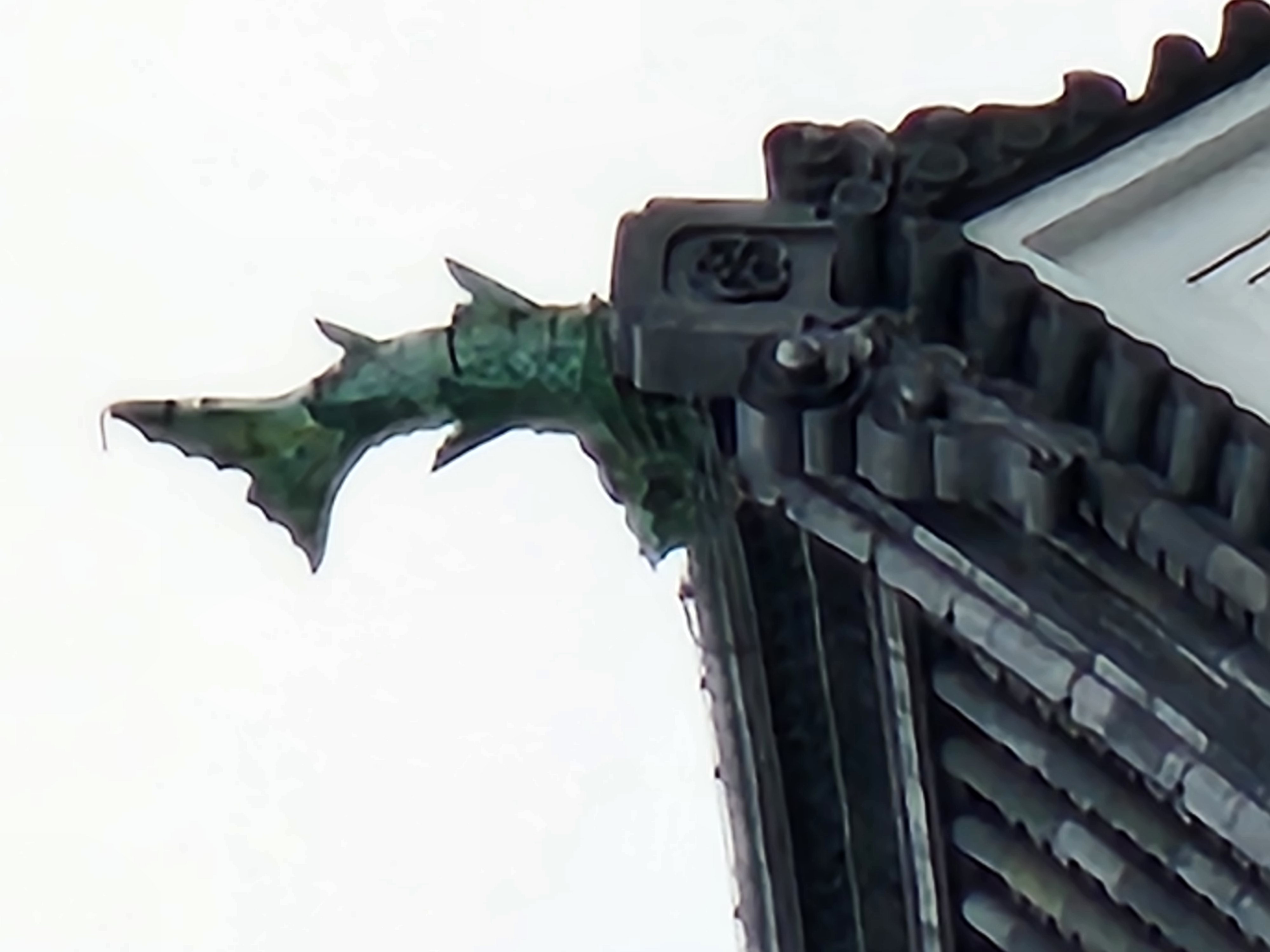 （100倍デジタルズーム）最大100倍のデジタルズームを使うと小田原城のシャチホコもここまで大きく撮影できる。先端に設置されている避雷針もしっかりと確認できるではないか。スマートフォンでここまで撮れるのは本当にスゴい。