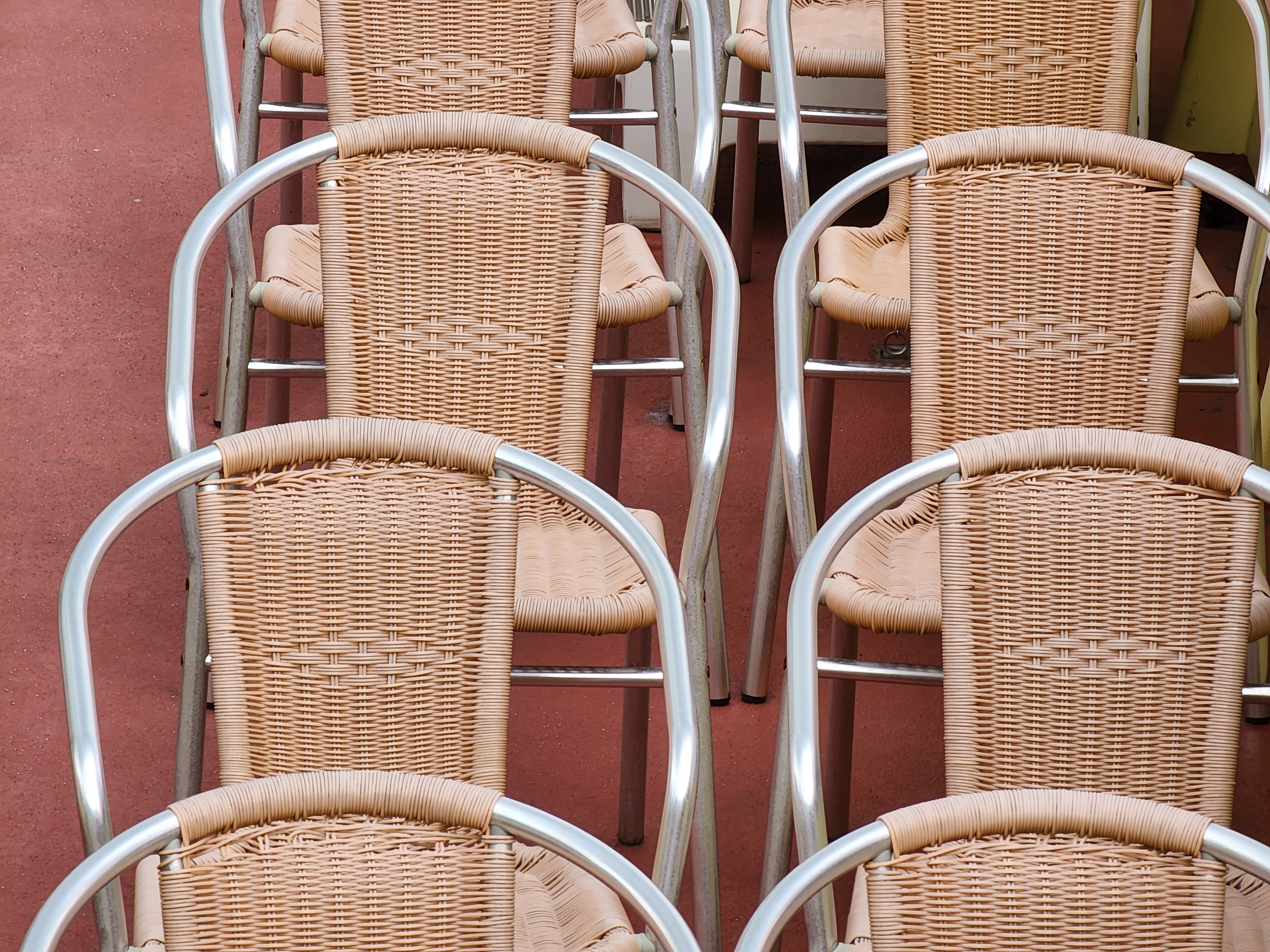 ペリスコープ型光学ズーム採用の望遠カメラは自分なりの画角を手軽に得ることができる。並んでいるチェアを撮ったが、圧縮された遠近感とチェアの素材感が素晴らしい。撮影が楽しくなるほどである。