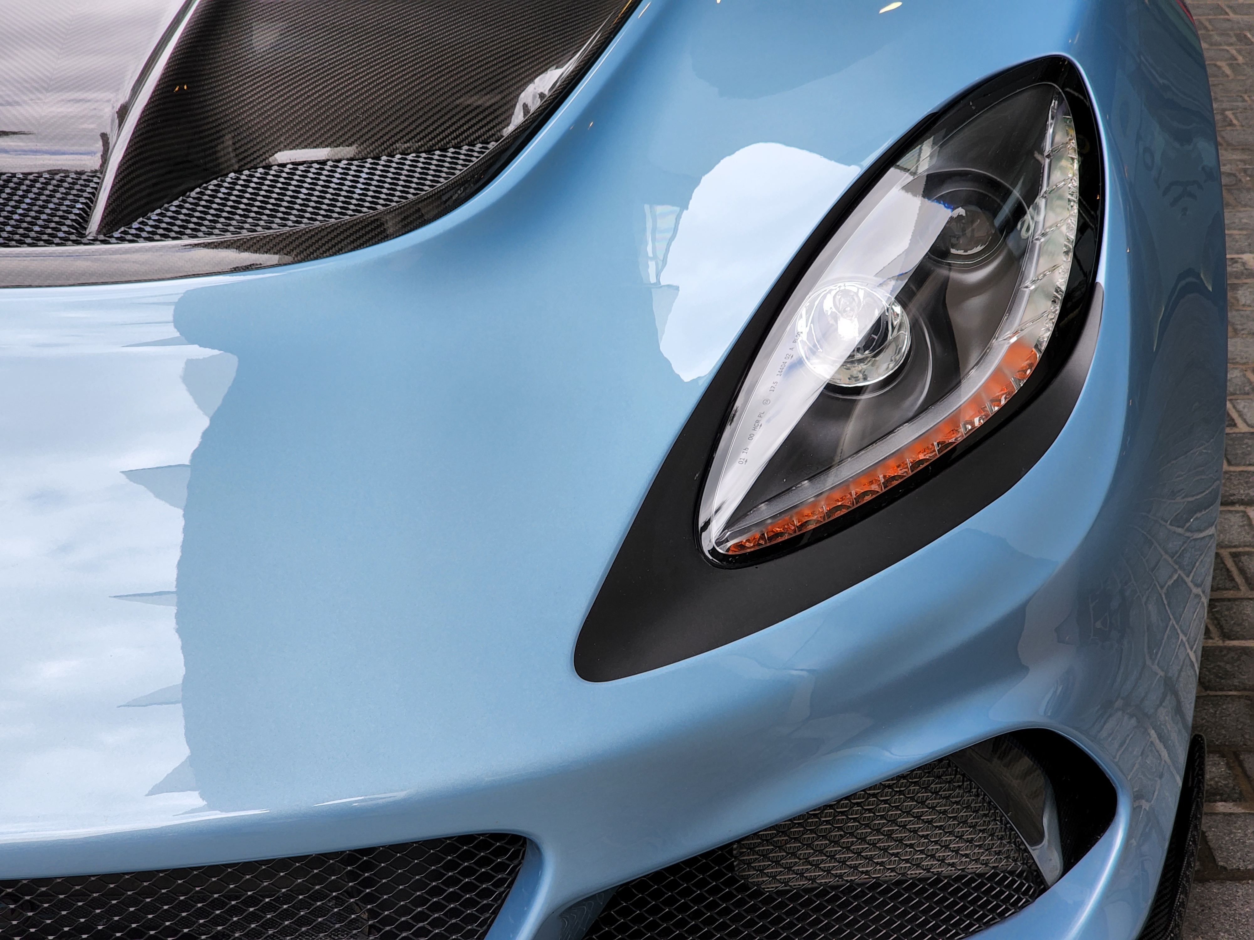 駐車中のスポーツカー。そのライトにフォーカスしてシャッターを切ったが、そのボディカラーと存在感を「Galaxy S22 Ultra」は余すところなくキャプチャーしてくれた。キレ味バツグンである。