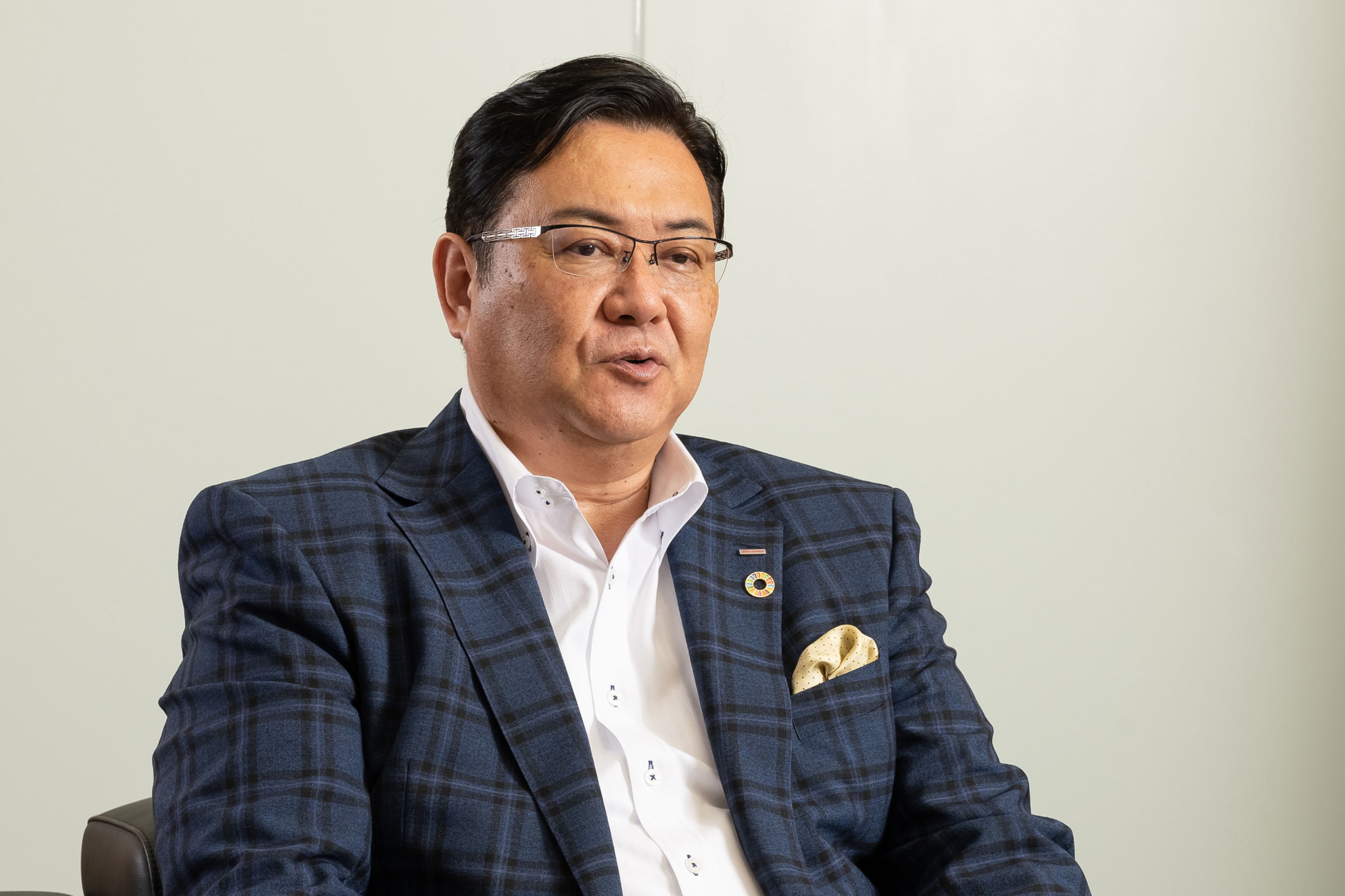 取材当日の井伊氏はタータンチェックのジャケットを瀟洒に着こなし、普段とひと味違った雰囲気