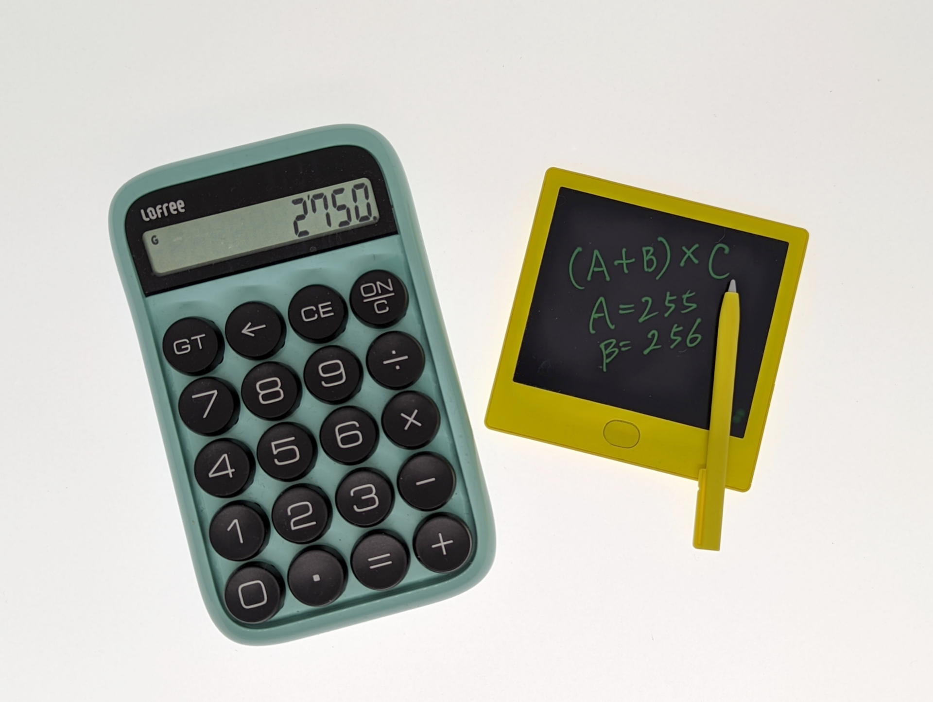 電卓と一時的な電子メモパッドのコンビネーションは当然の結果として登場してきた使い方の一つだ