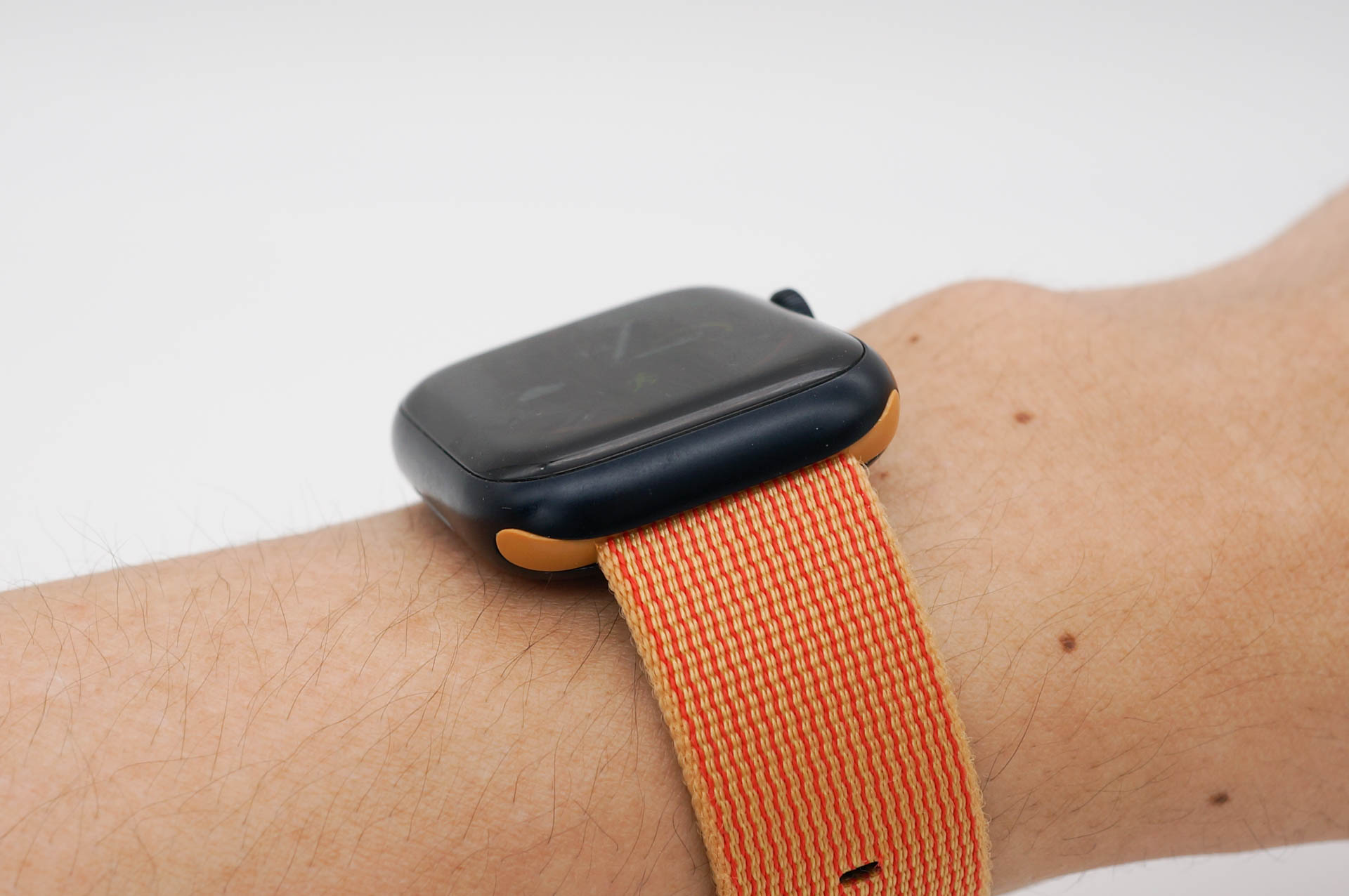 筆者私物の純正ベルト。ベルト根元部分の色がApple Watch本体の色と対照的すぎるとちょっと気になることがある