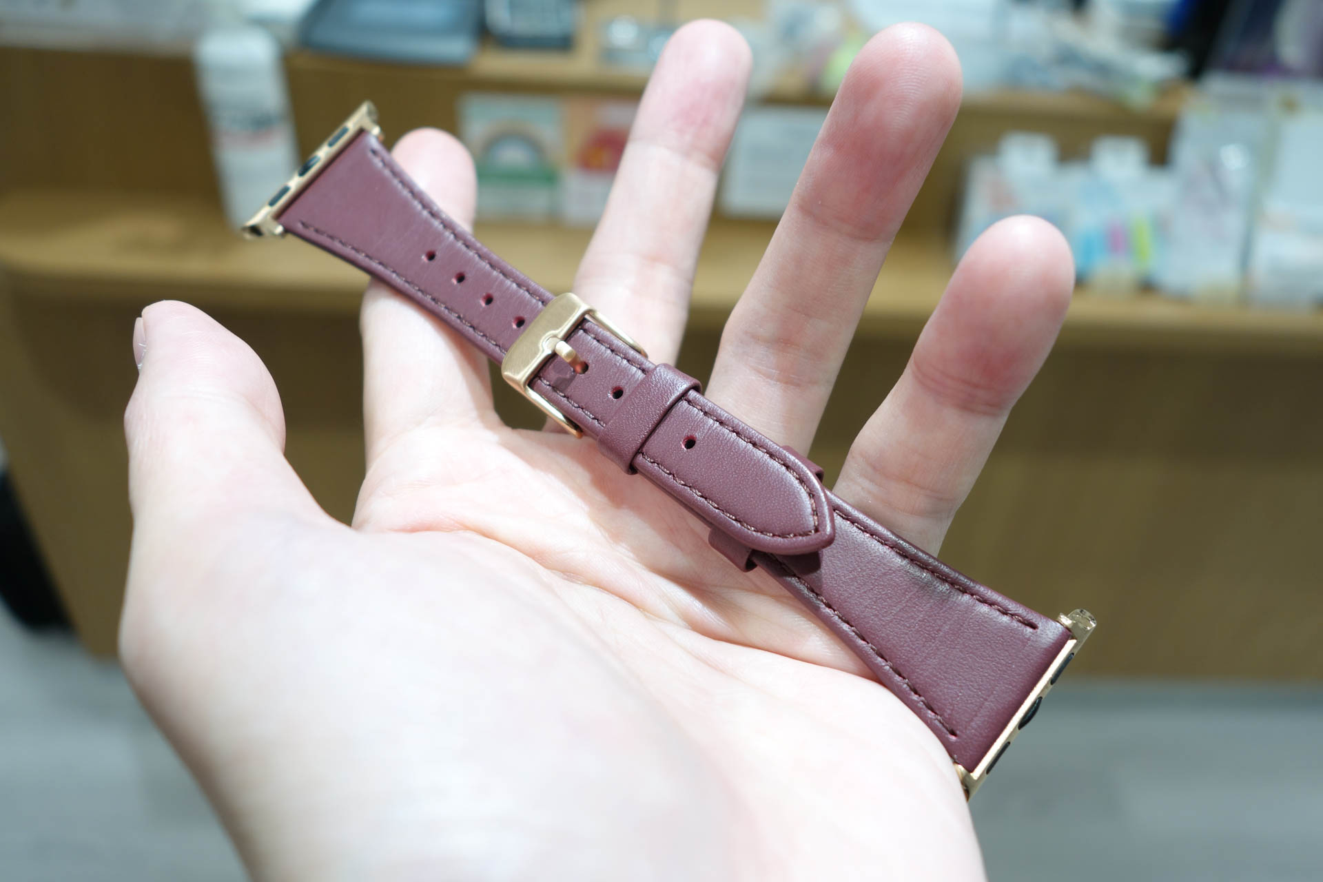 腕が細い女性向けな細めのバンド。iPhoneケースも展開するGRAMASブランドの製品で価格は2900円