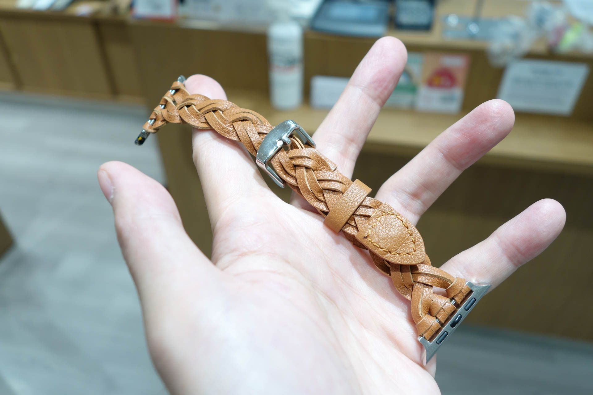 編み込みデザインの革ベルト。ちょっと高級そうだけど3300円