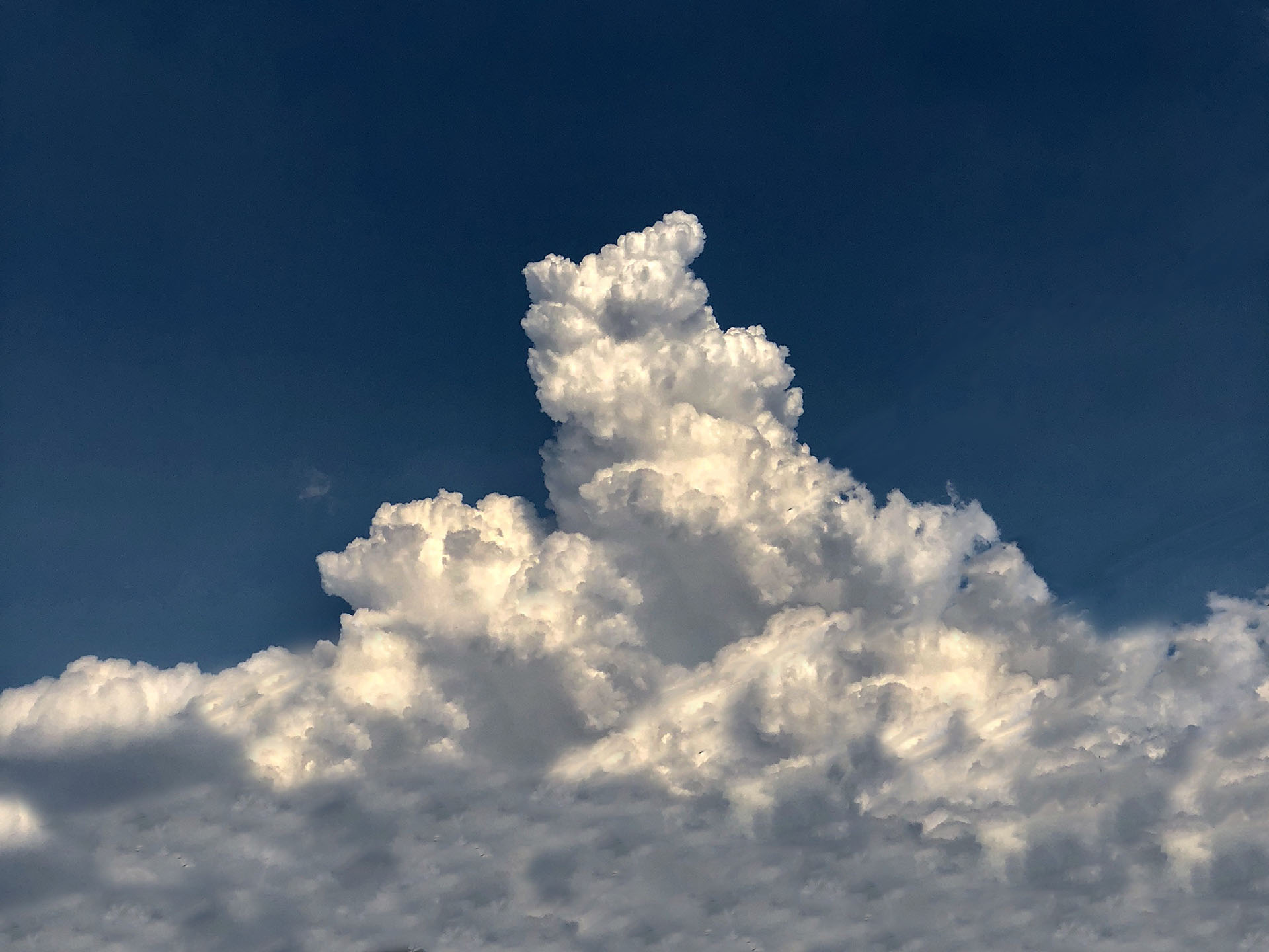 左がLuminar NeoのAI（と少々の手作業）で処理したもの、右が（Photoshop）で手作業で処理したもの。Luminar NeoのAI処理のほーがきれい！　すご～い！　ちなみに、Luminar Neoでここまで仕上げるのにかかった作業時間はトータルで3分くらい。スゲく時短になった！　なお、両方の写真で色味が違うのは、右の写真は壁紙にするのを考えて色調整しているから。左の写真はまだその調整をしていない。