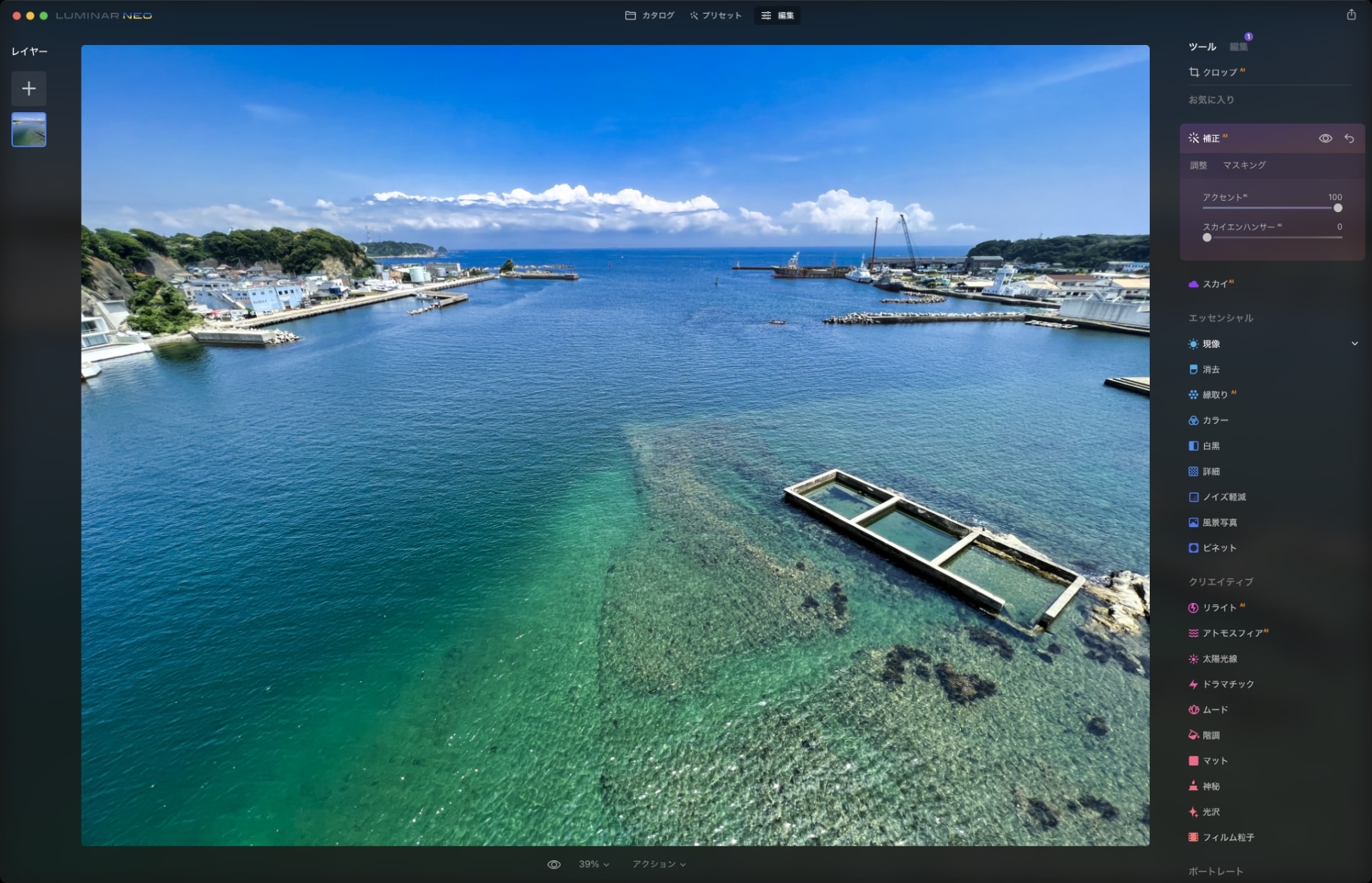 こちらは上の元画像を「補正AI」で処理したもの。左の写真は「アクセントAI」のスライダーを上げたもので、写真のコントラストや彩度、それからシャープネスを適度に高めているようだ。右の写真は「スカイエンハンサーAI」スライダーを上げたもので、おもに空とその周辺だけが処理されている。どちらも、スライダーを最大まで上げても「やりすぎ感」が出にくいのが、Luminar Neoの良いところかもしれない。