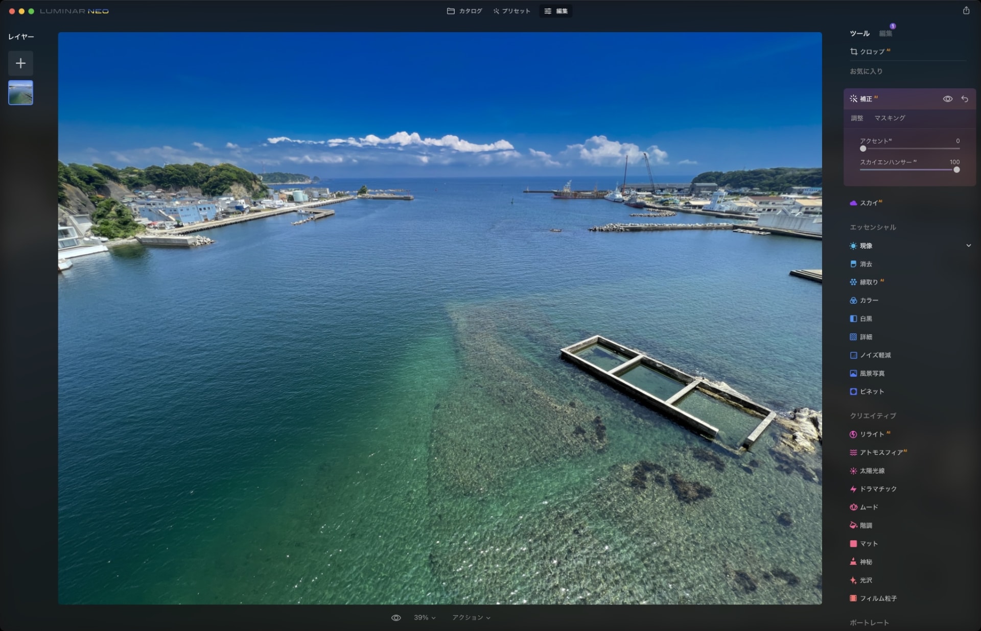 こちらは上の元画像を「補正AI」で処理したもの。左の写真は「アクセントAI」のスライダーを上げたもので、写真のコントラストや彩度、それからシャープネスを適度に高めているようだ。右の写真は「スカイエンハンサーAI」スライダーを上げたもので、おもに空とその周辺だけが処理されている。どちらも、スライダーを最大まで上げても「やりすぎ感」が出にくいのが、Luminar Neoの良いところかもしれない。