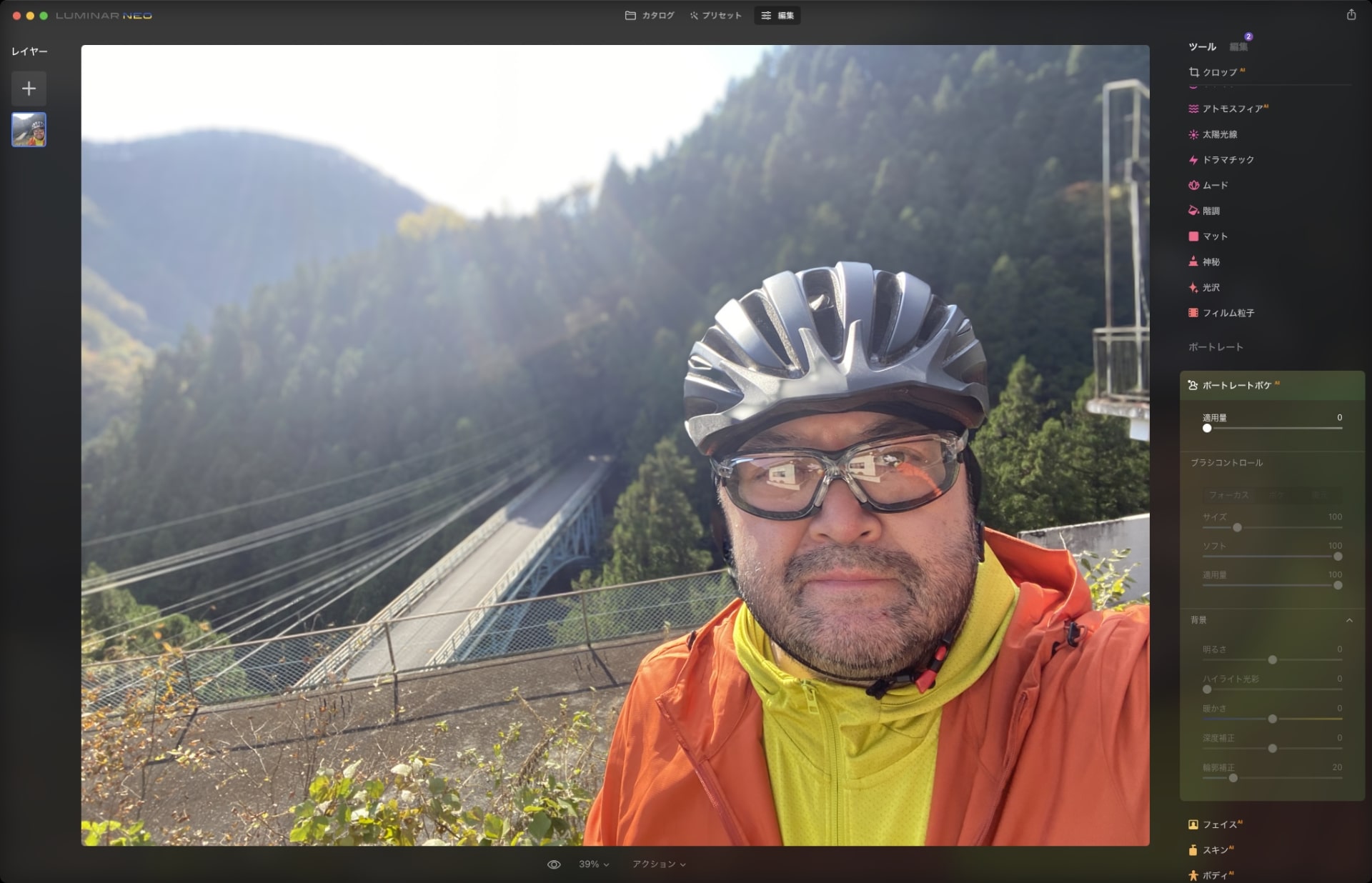 左が元画像。右が「ポートレートボケAI」を適用したもの。レンズの絞りを開き気味にして撮影するとピントが合っていないエリアがボケるが、それをソフトウェア的に実現している。背景ボケの後付けというわけだ。