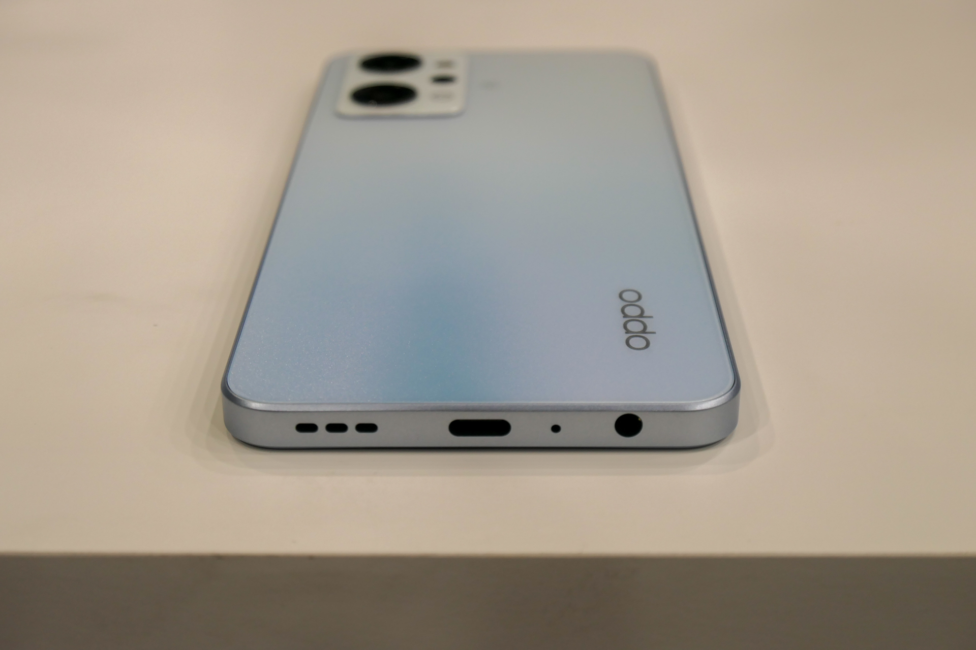 「Reno7 A」の端末下部。イヤホンジャックを搭載している