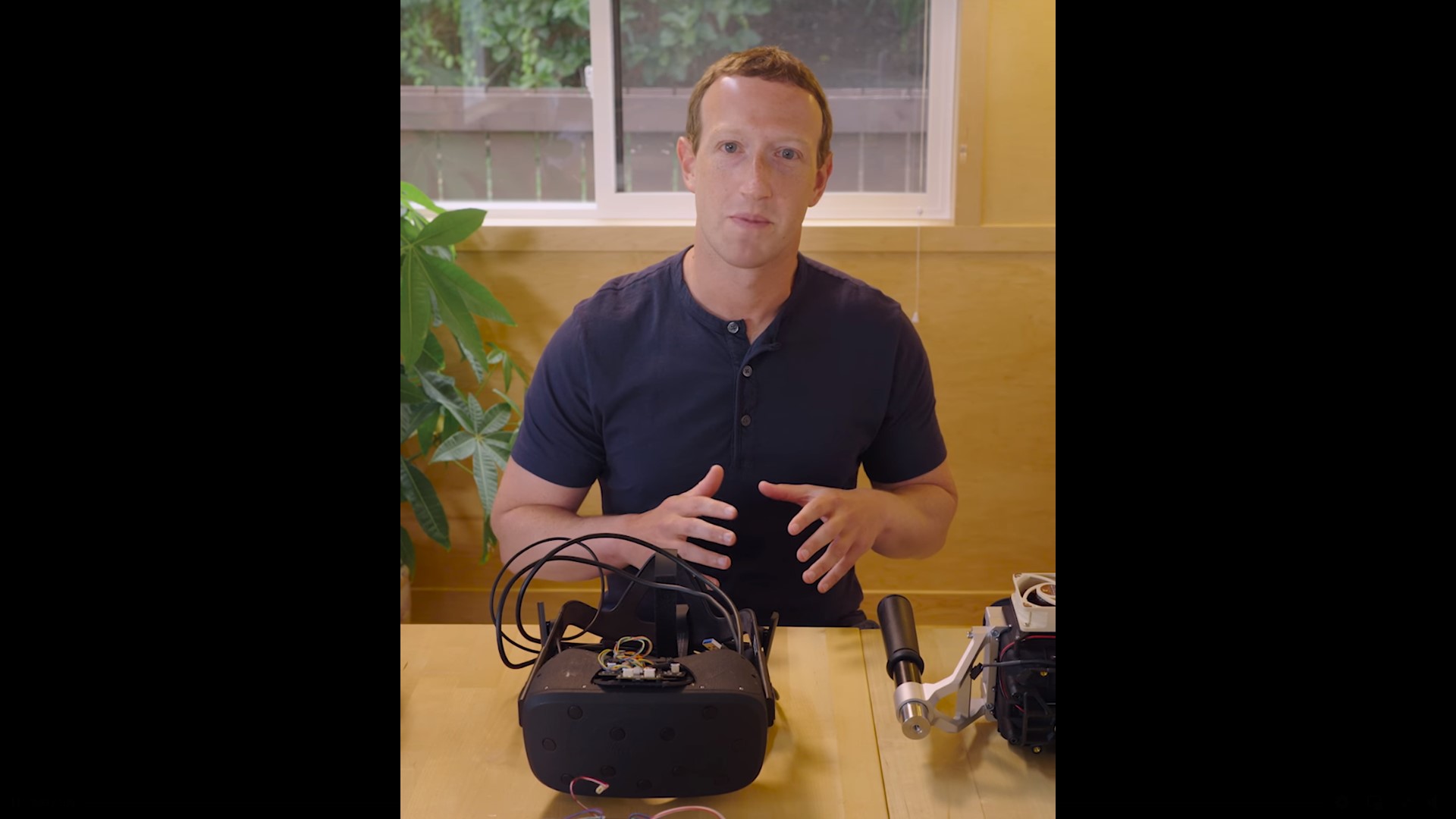 プロトタイプを前にするザッカーバーグ氏。フェイスブックより、以下同