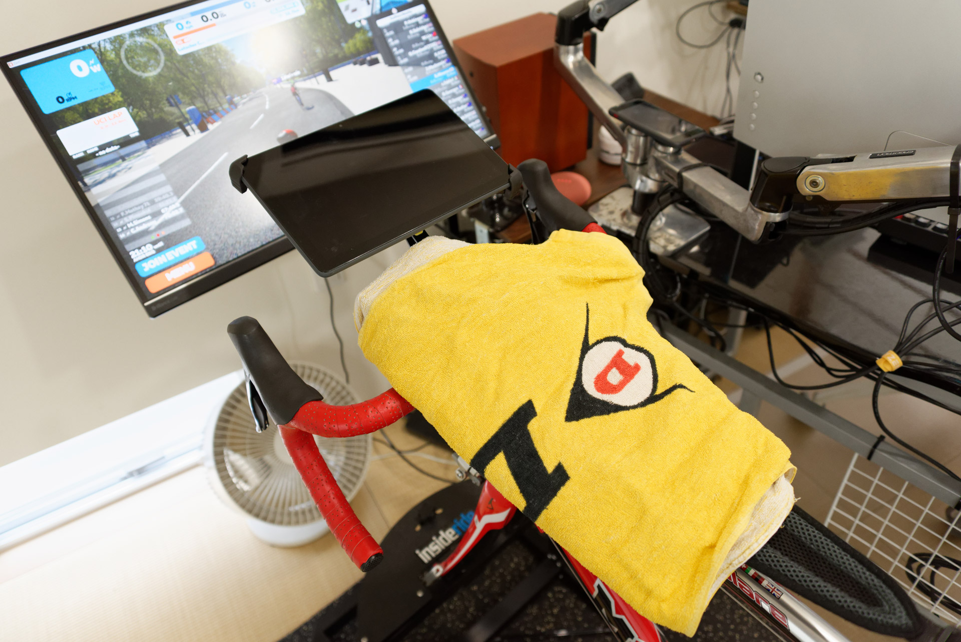 ハンドル周りは汗が滝のように落ちるので、この近辺にボトルを固定するのは避けたい