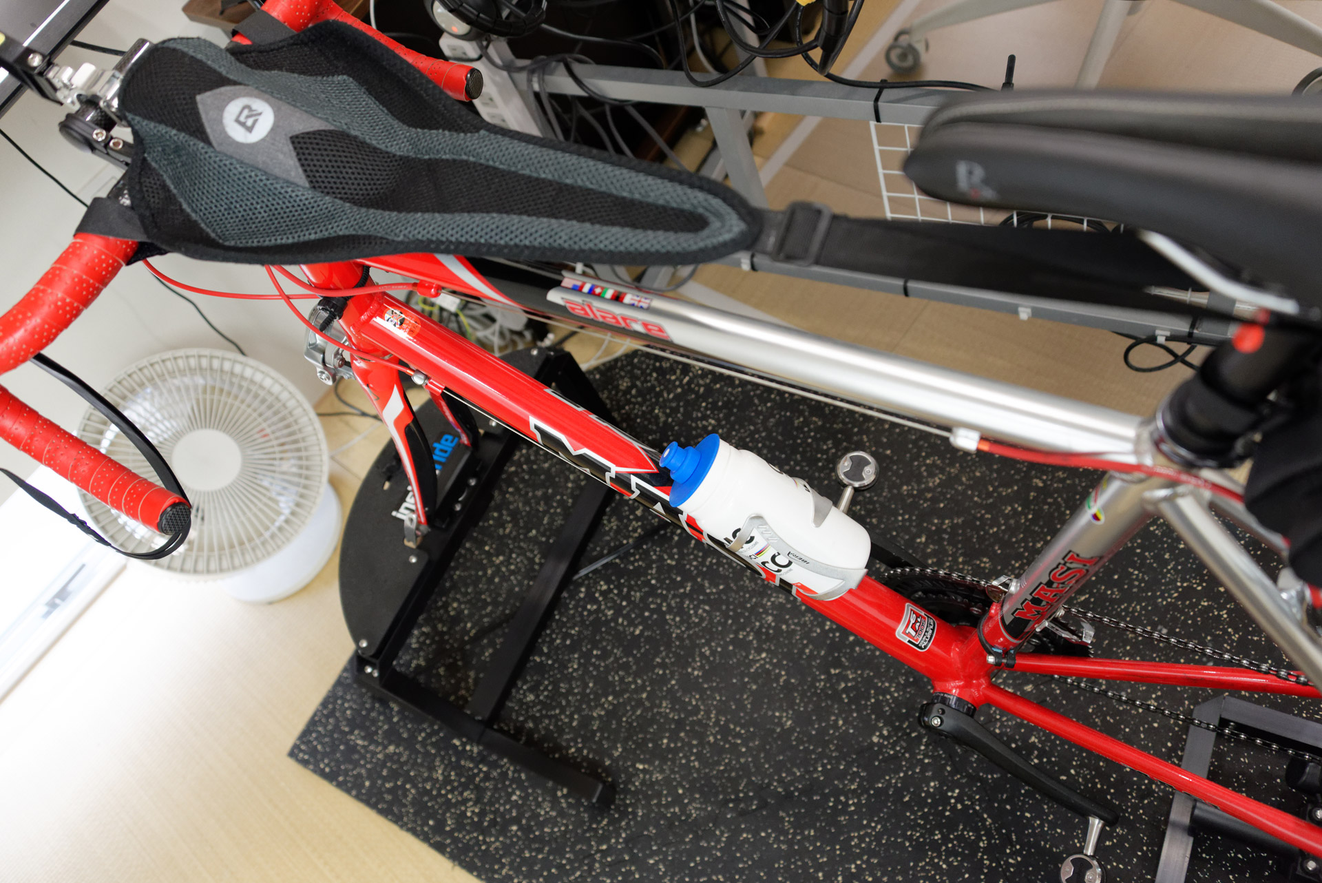 ダウンチューブのボトルホルダーも当然ながら汗が落ちるので却下