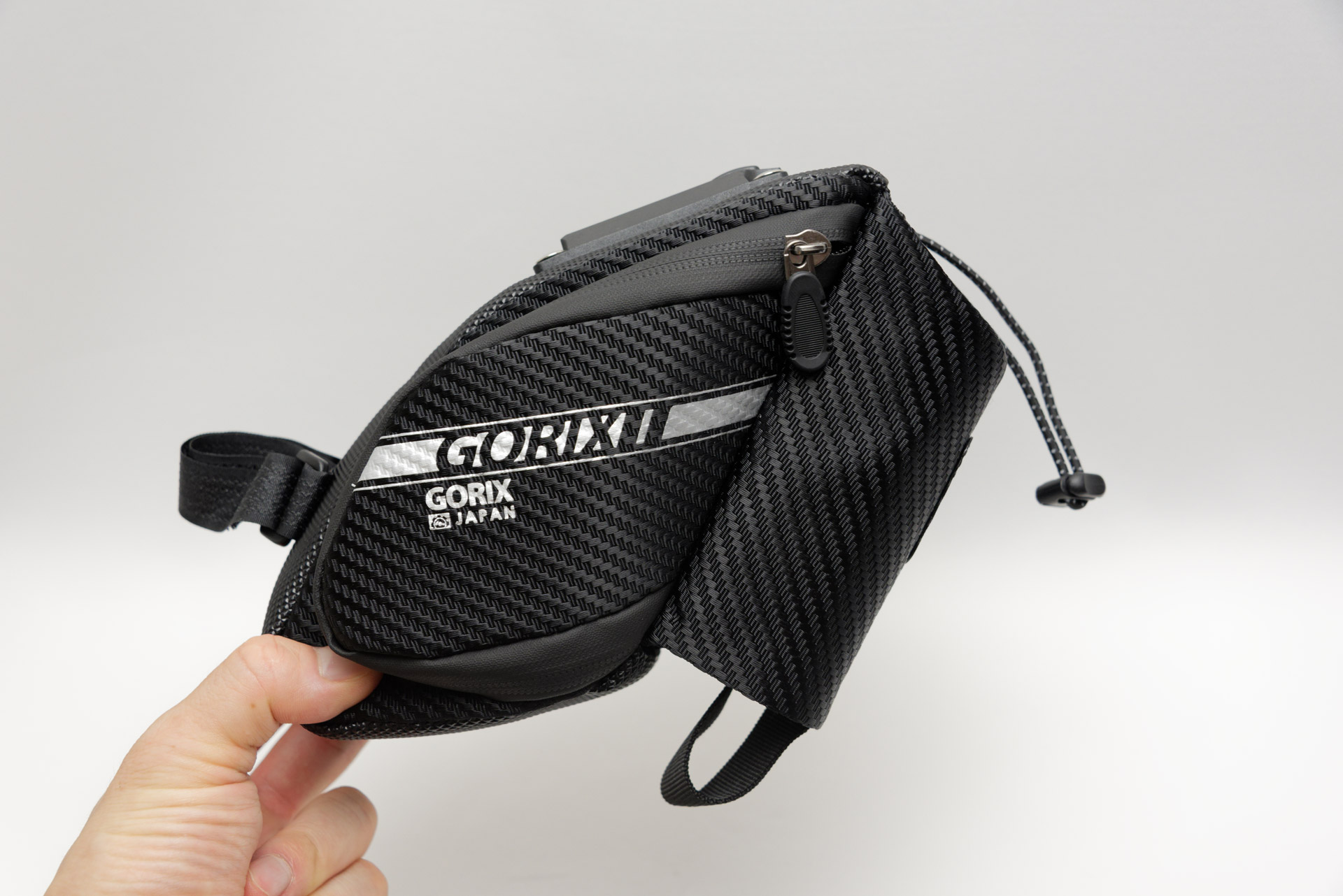 小容量のサドルバッグで、ボトルを差し込めるポケットがある