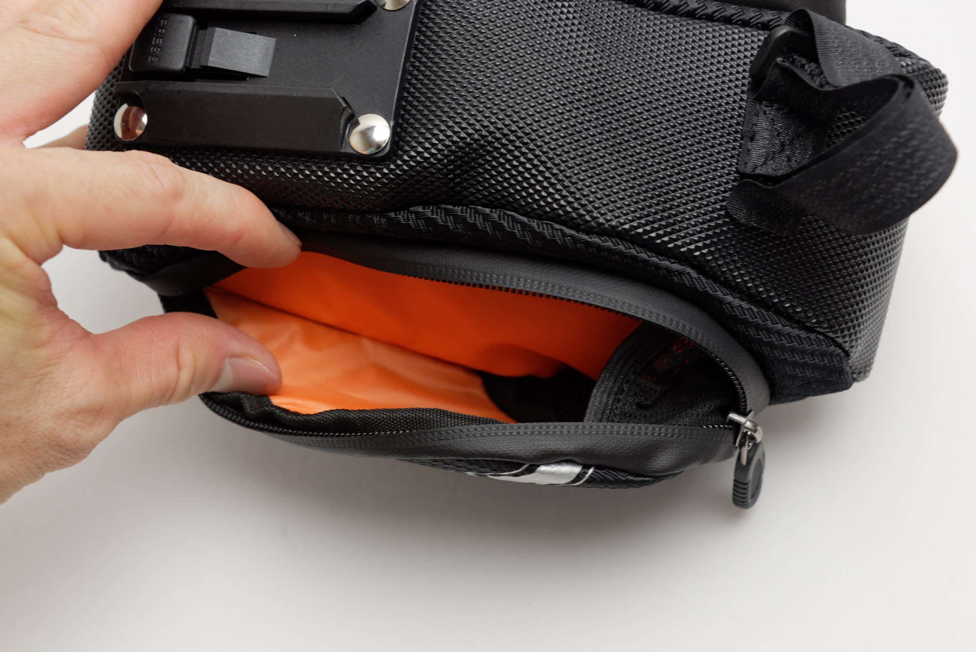 片側に追加で小物を入れられるポケットも