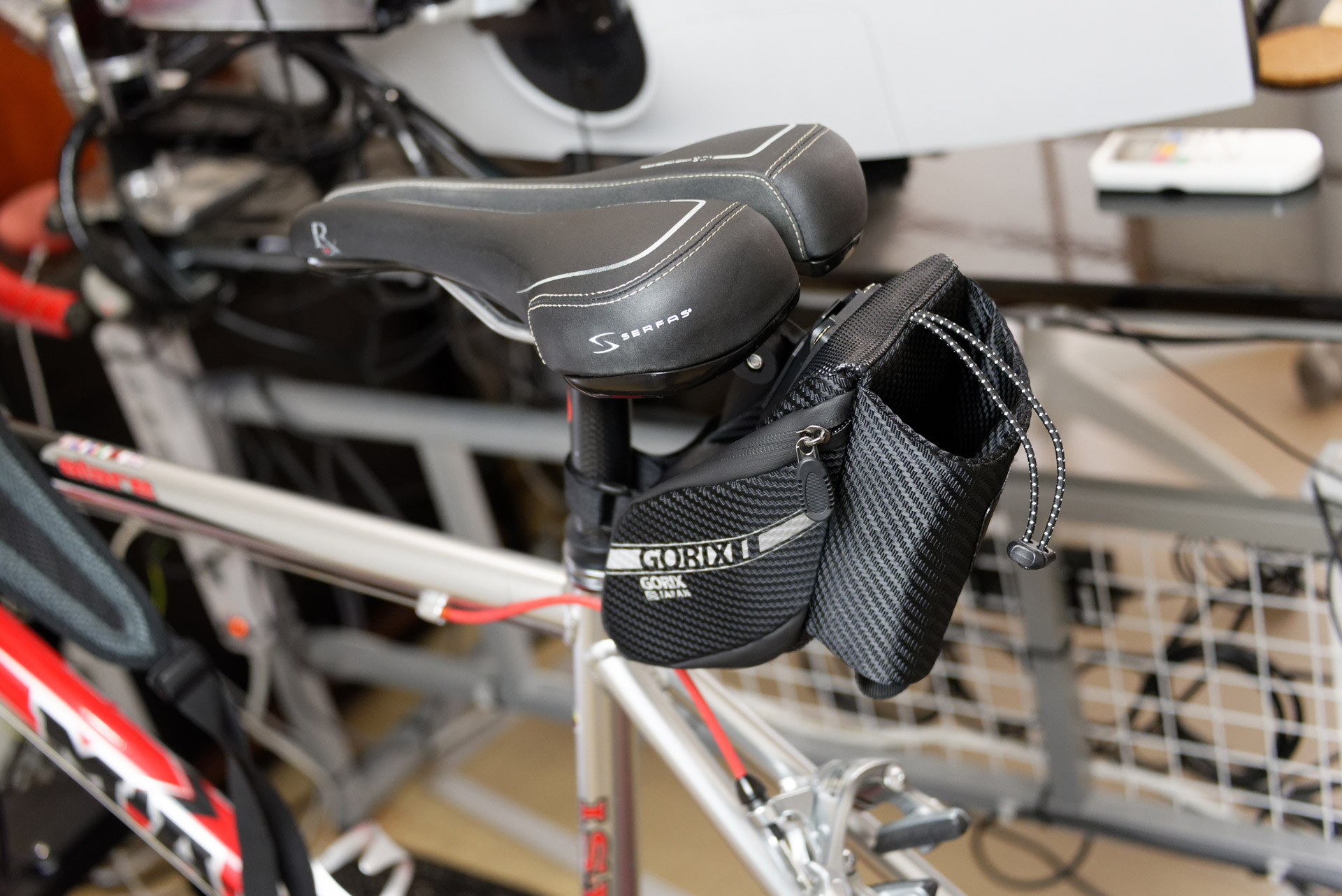 バッグを差し込み、面ファスナーをシートポストに巻いて装着完了