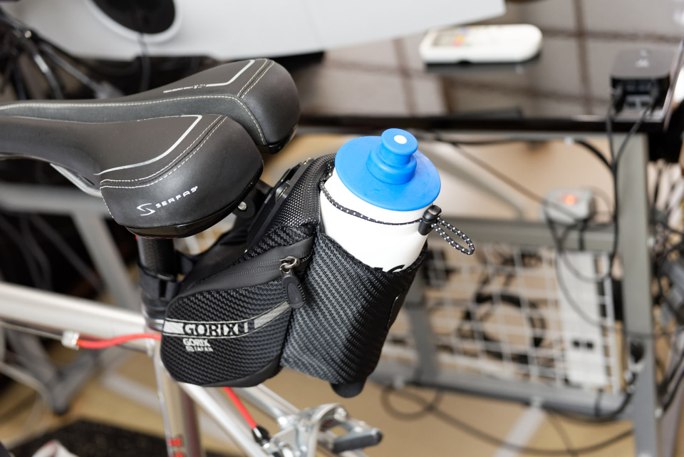 室内サイクリングにも大活躍。ドリンクホルダー付きサドルバッグ 