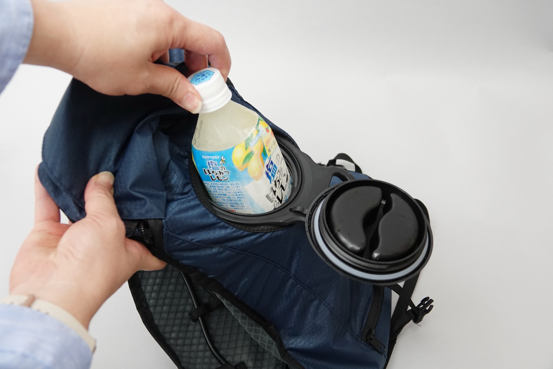 凍らせておいたペットボトルを冷媒として使える。なお、循環する水の入っているタンクに突っ込むため、使用済みペットボトルは濡れてしまうということに注意が必要だ