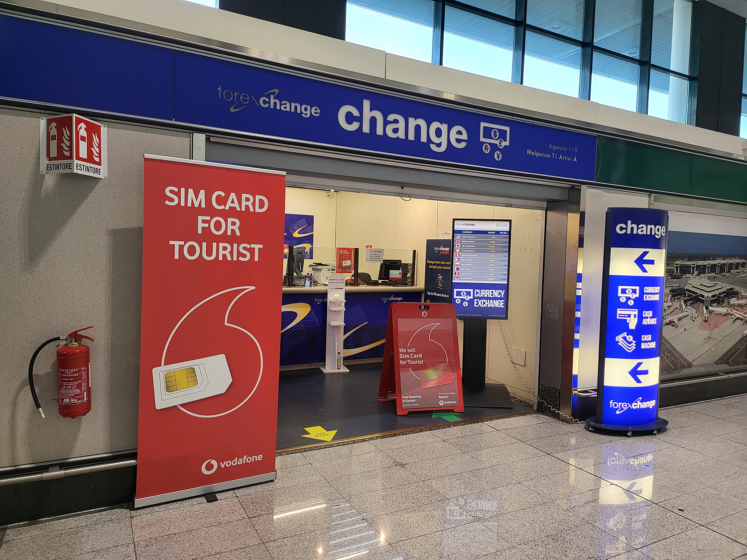 プリペイドSIMが旅行者を迎えてくれるミラノ。ドイツとは大きな違いだ