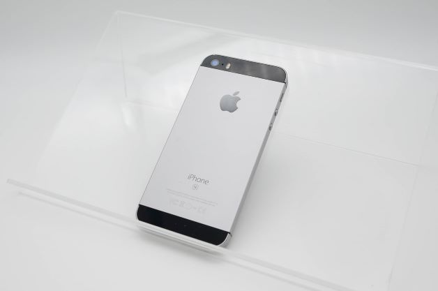 初代iPhone SE。いま触るとオーパーツじみたコンパクトさ。サポート外になるので、今後は4インチを想定しないアプリが増えそう