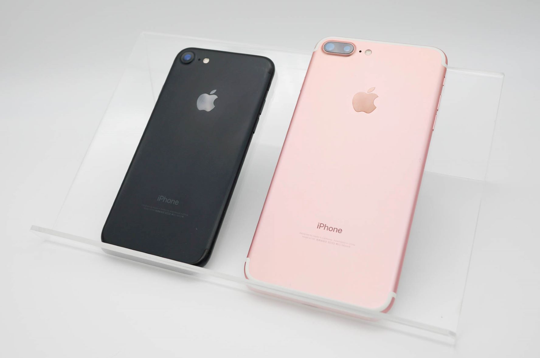iPhone 7シリーズ。初の防水・FeliCa対応などの名機。Plusモデルだけ3GBメモリ搭載だ
