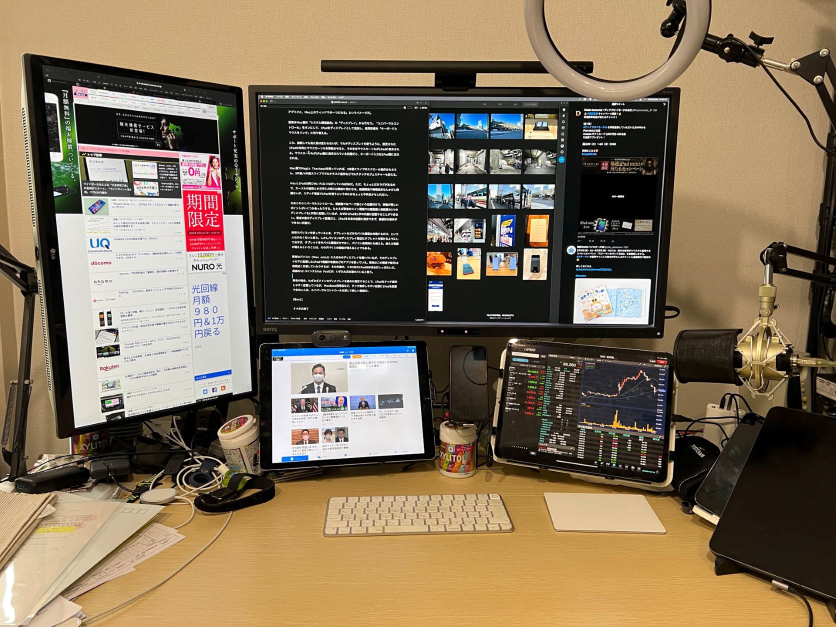 これでも片付いている状態の筆者の仕事デスク。パソコンディスプレイの下に2台の12.9インチiPad Proを固定し、動画とかニュースとか株価を表示させている