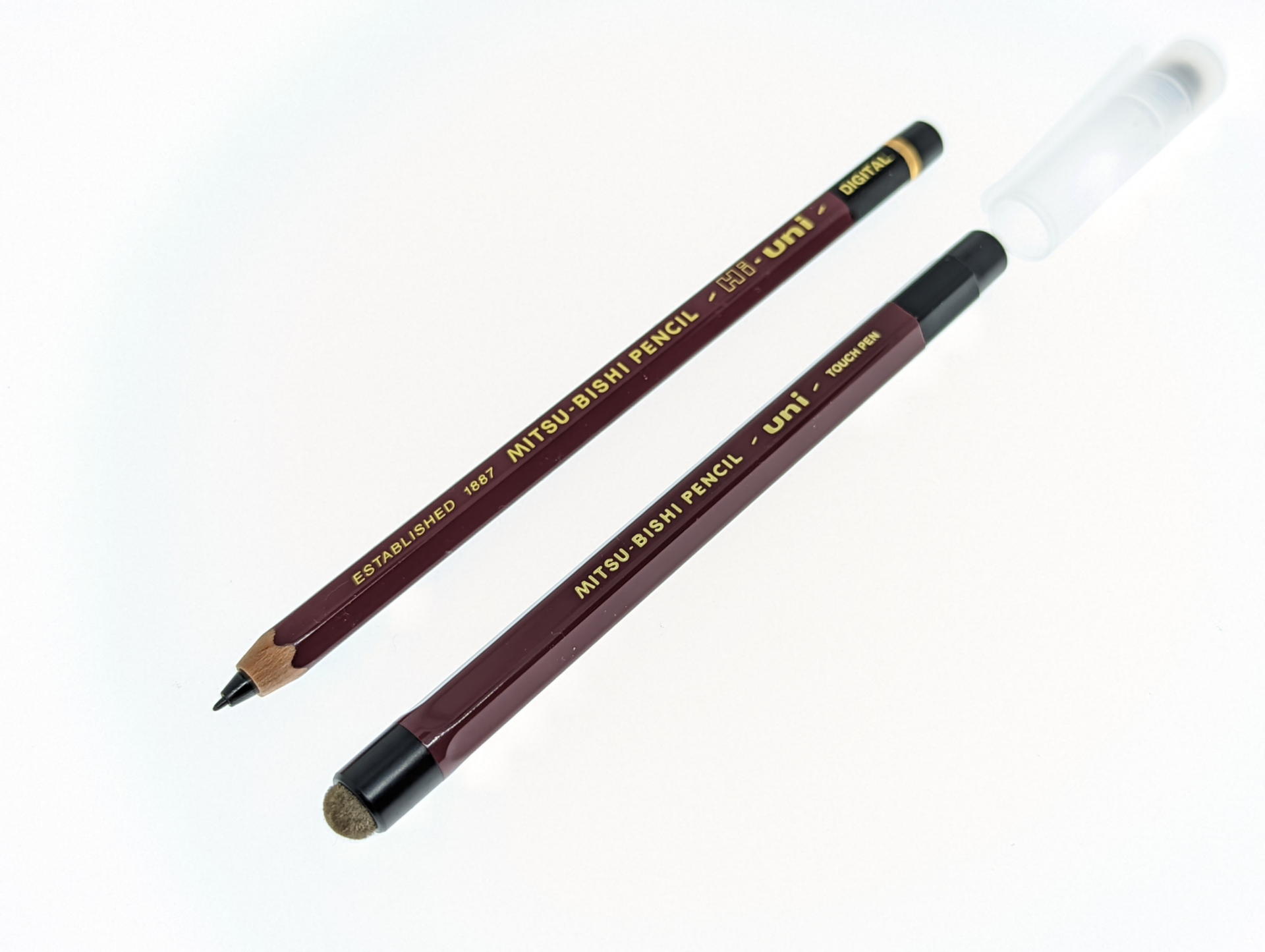 Hi-uni DIGITAL for Wacom（上）に比べると多少無骨だが同じカラーのuni タッチペン（下）も同じイメージの六角軸の鉛筆タイプだ