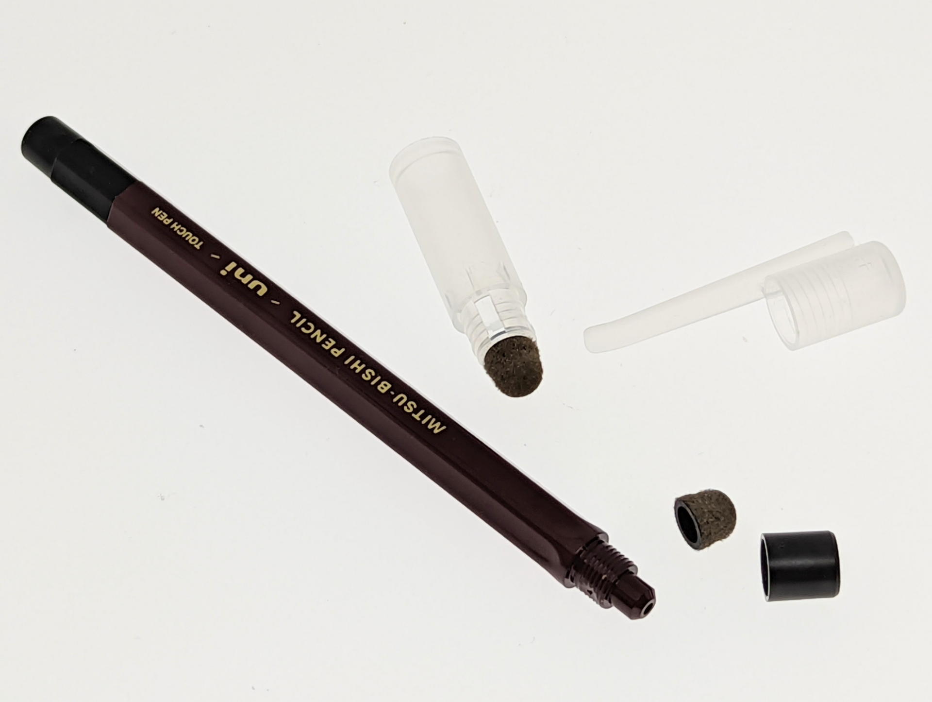 uni タッチペンのキャップの中には交換用替えペン先が1本入っている