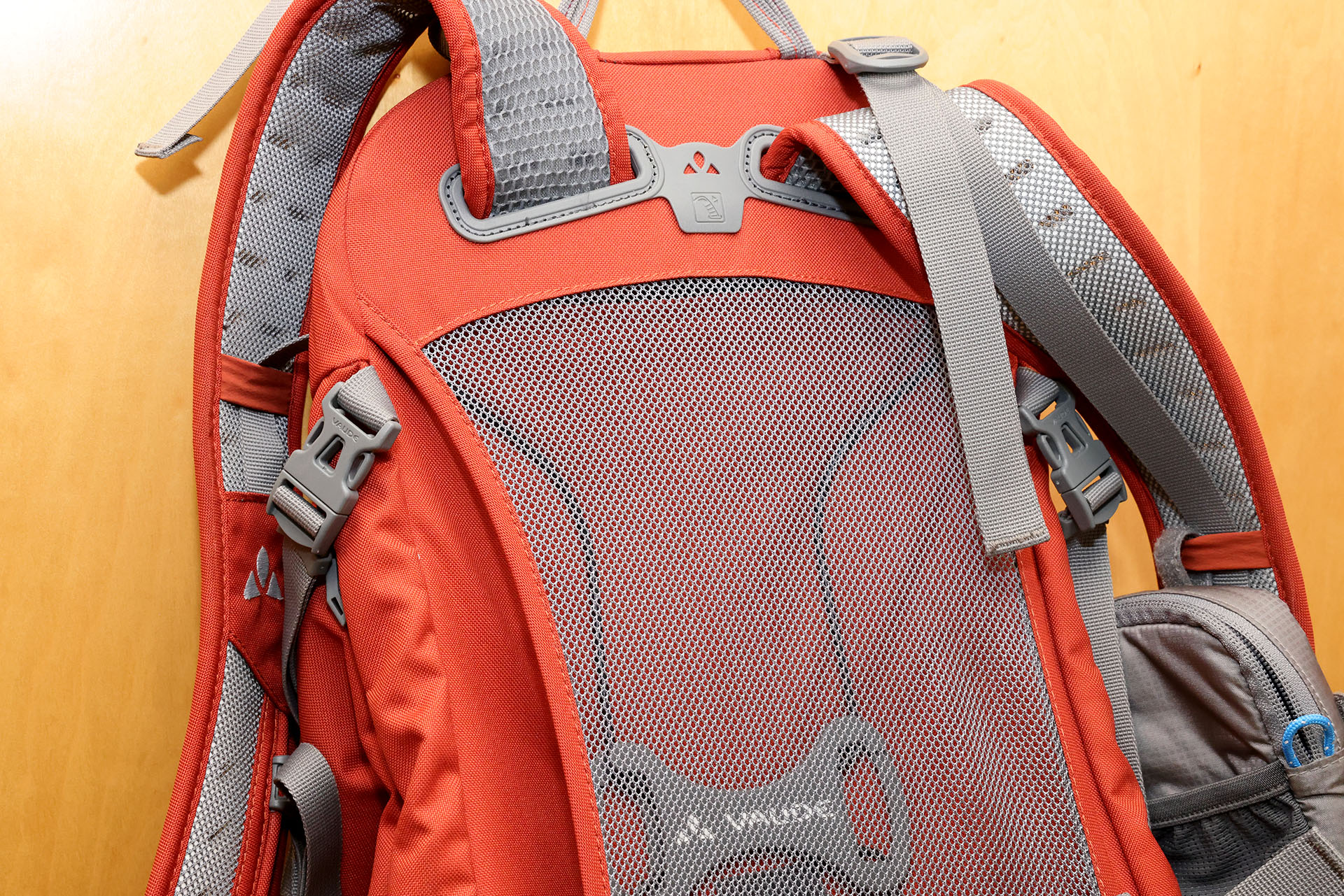 自転車で使うバックパックは背中の通気性を重視。とくに夏場の背中の蒸れはヒッジョーに不快。このバックパックには背中部分に空間があり、背中と接する部分はメッシュ。高い通気性がヒジョーに快適なのだ。