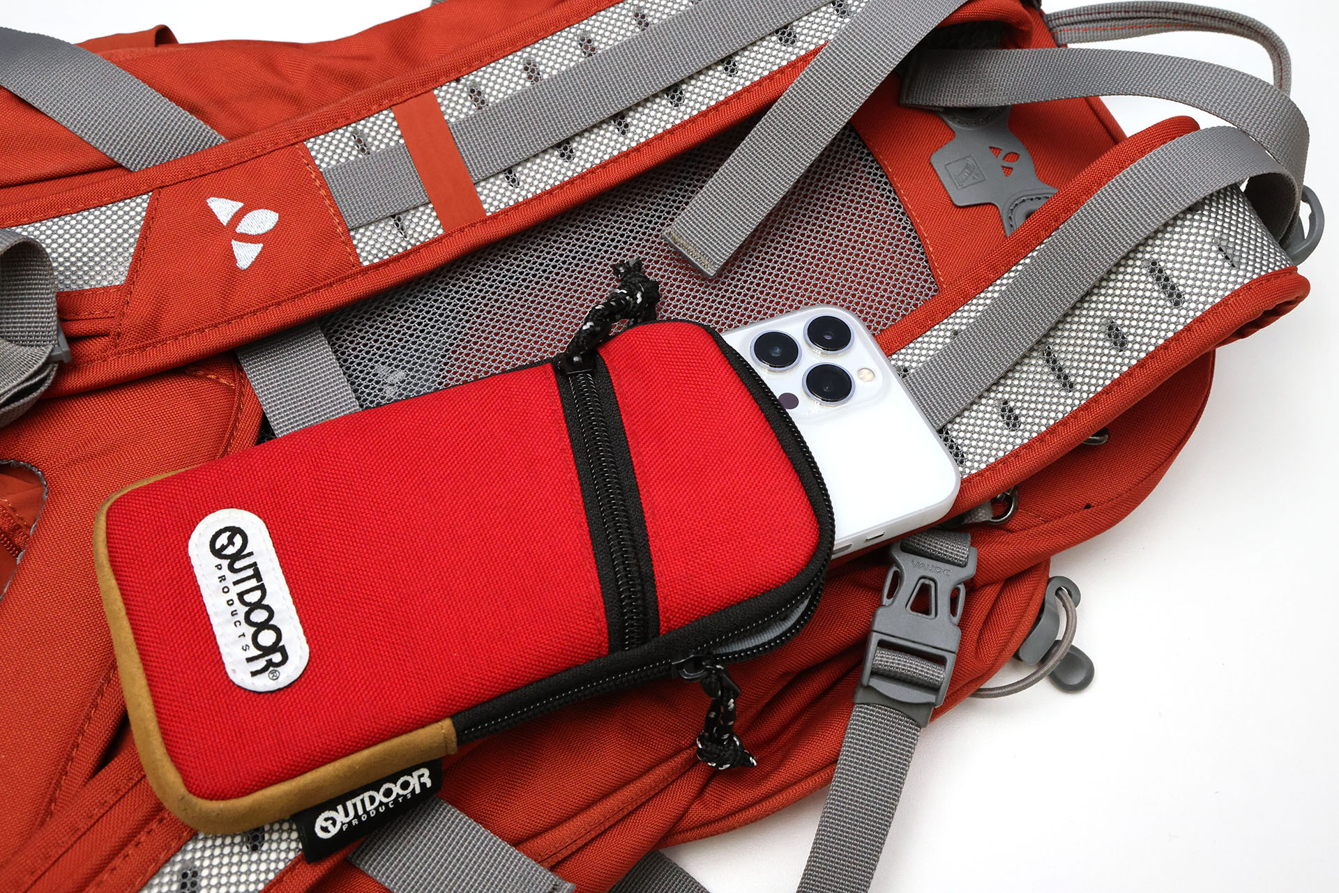 バックパックに装着した状態。スマートフォンが入る主室はダブルファスナーで開閉しやすい。「iPhone 13 Pro Max」を、やや余裕をもって収納可能。前方のポケットには「Rakuten Mini」が収まる。