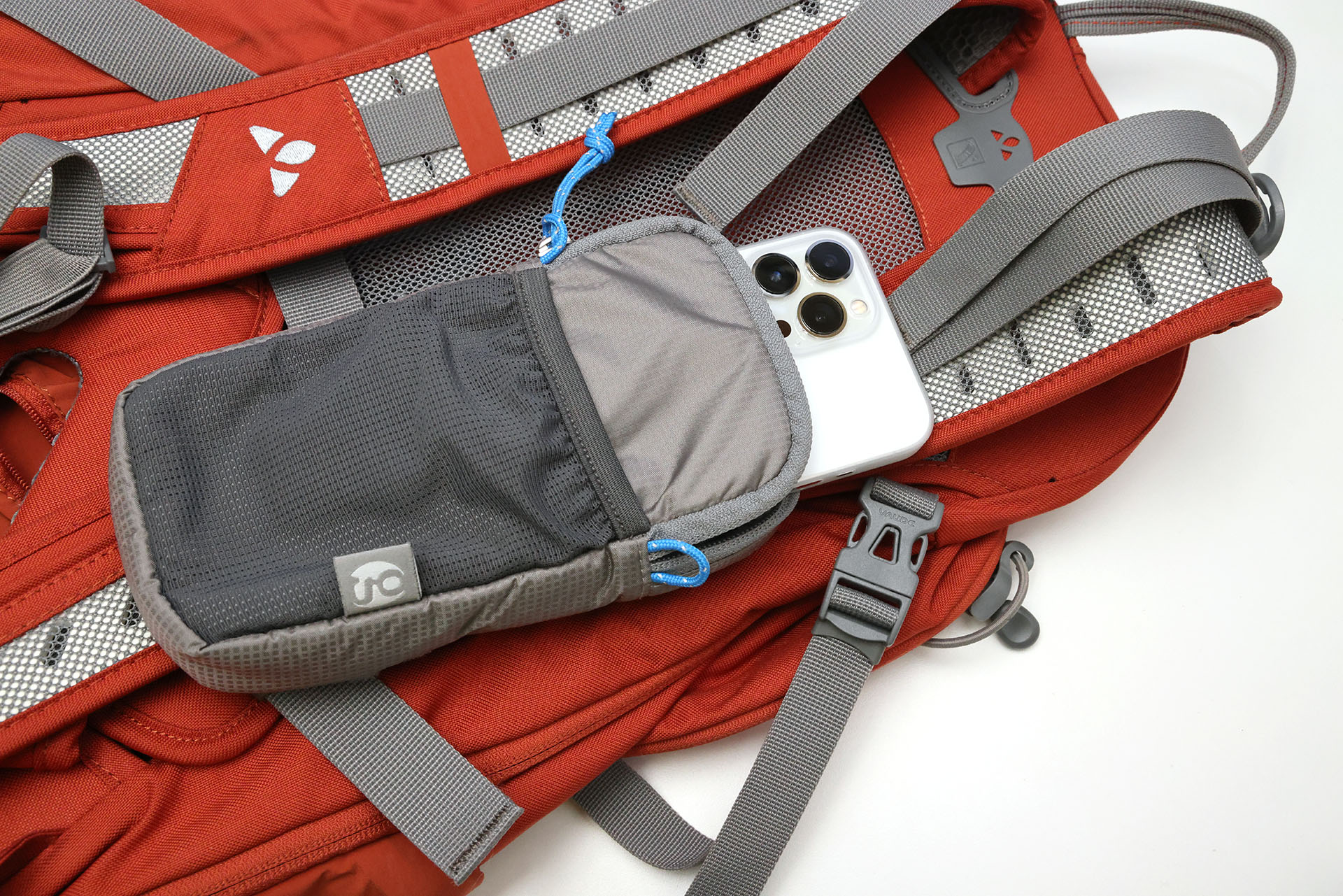 バックパックに装着した様子。「iPhone 13 Pro Max」をやや余裕をもって収納可能で、前側のポケットにはミニ工具などのちょっとした小物を収められる。