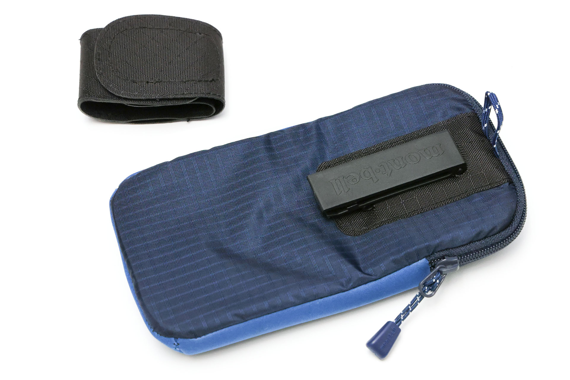 面ファスナーパーツを外すと樹脂製のフックが現れる。このフックを使ってベルトなどに装着することも可能。