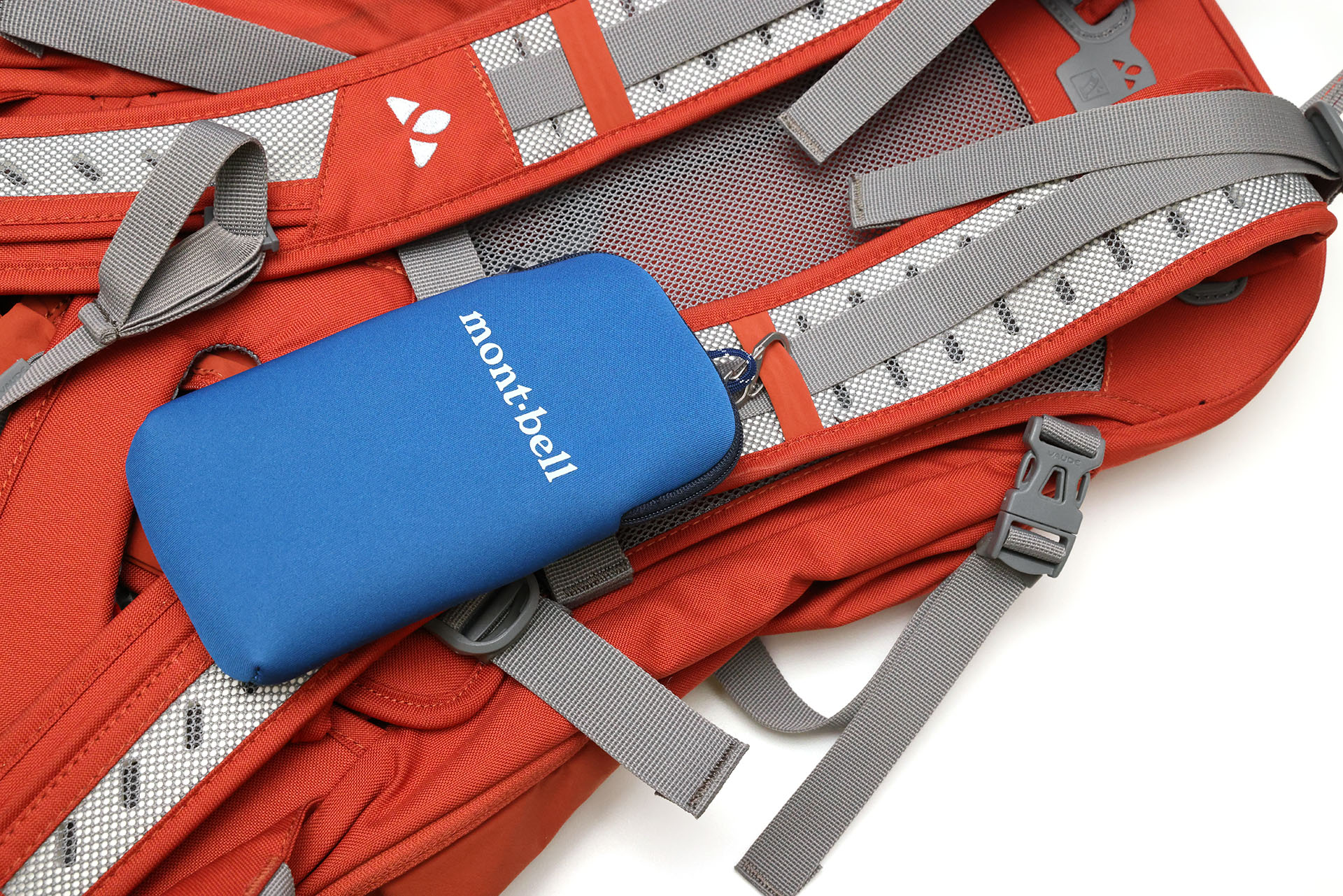 バックパックのショルダーハーネスに装着した様子。ショルダーハーネスによっては金具などでズレ防止をする必要があるかも。ただ、3枚式の面ファスナーでショルダーハーネスをやや潰すように強く挟んでに固定すると、「まずズレない」という固定力を発揮する。