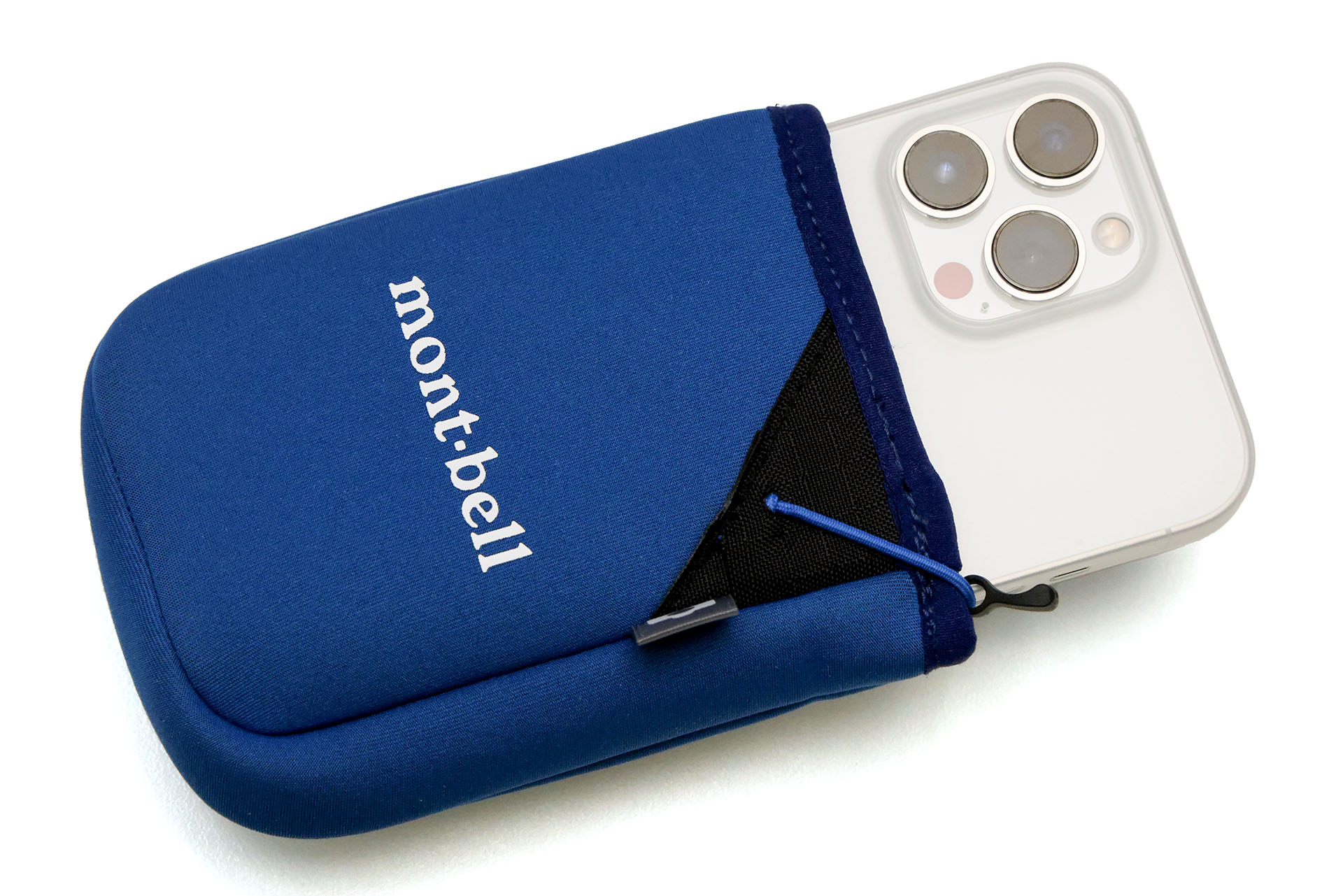 コンパクトカメラケース XLにiPhone 13 Pro Maxを入れた場合、伸縮コードによる端末飛び出し抑止はできない。伸縮コードの長さが足りないのであった。ただ、伸縮コードの交換は簡単そうなので、自分で長めの伸縮コードを用意すれば良さそう。また、コンパクトカメラケース XLにiPhone 13 Pro Maxを入れると、横幅はピチピチサイズなので、伸縮コードを使わなくても端末が飛び出しにくい。