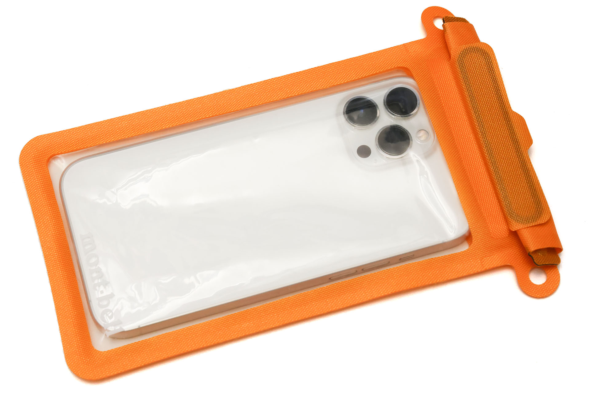 モバイルドライポーチの縦タイプ。サイズは高さ200×幅110mcm（内寸は高さ180×幅100mm）で、防水等級はIPX8（継続的に水没しても内部に浸水することがない水中形）。モンベルオンライショップ税込価格（現在はアウトレット価格）は1490円。