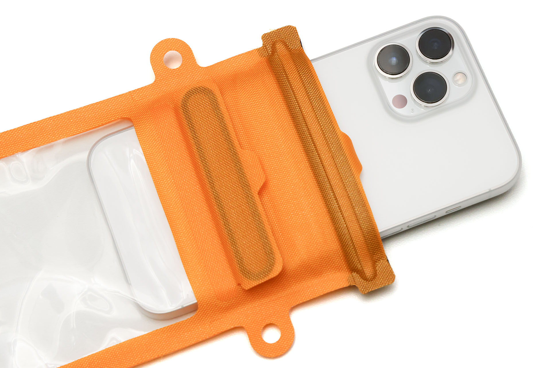 開口部は2度折りタイプで、端に防水ジップがある。スマートフォンを入れ、なるべく空気を抜き、防水ジップを閉じ、開口部を2度折って面ファスナーで固定する。