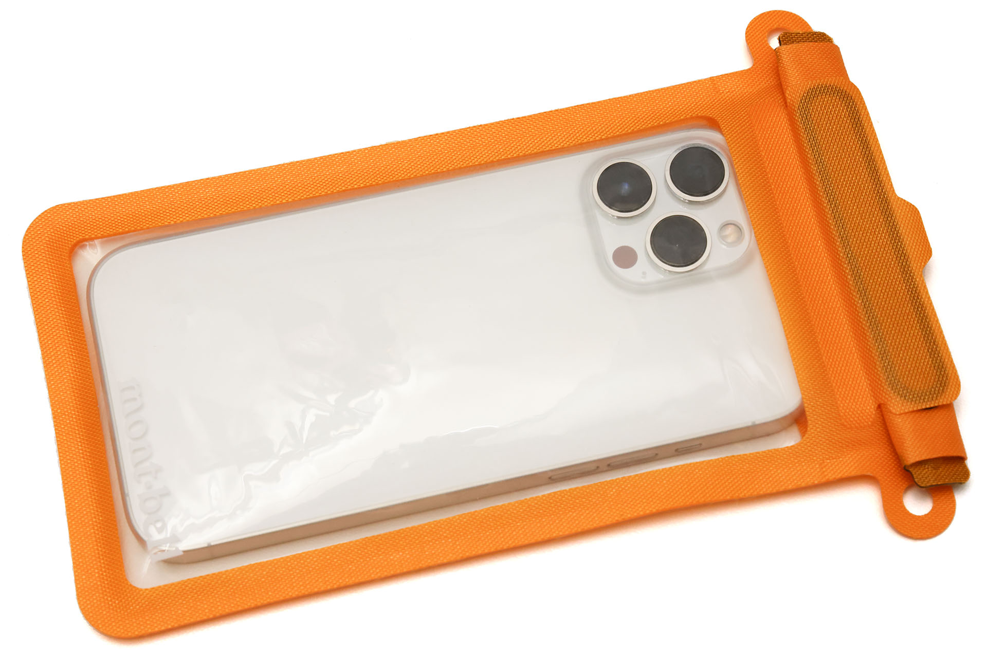 スマートフォンを入れ開口部を閉じた状態。極薄ケース入りのiPhone 13 Pro Maxがちょうどよく入った。