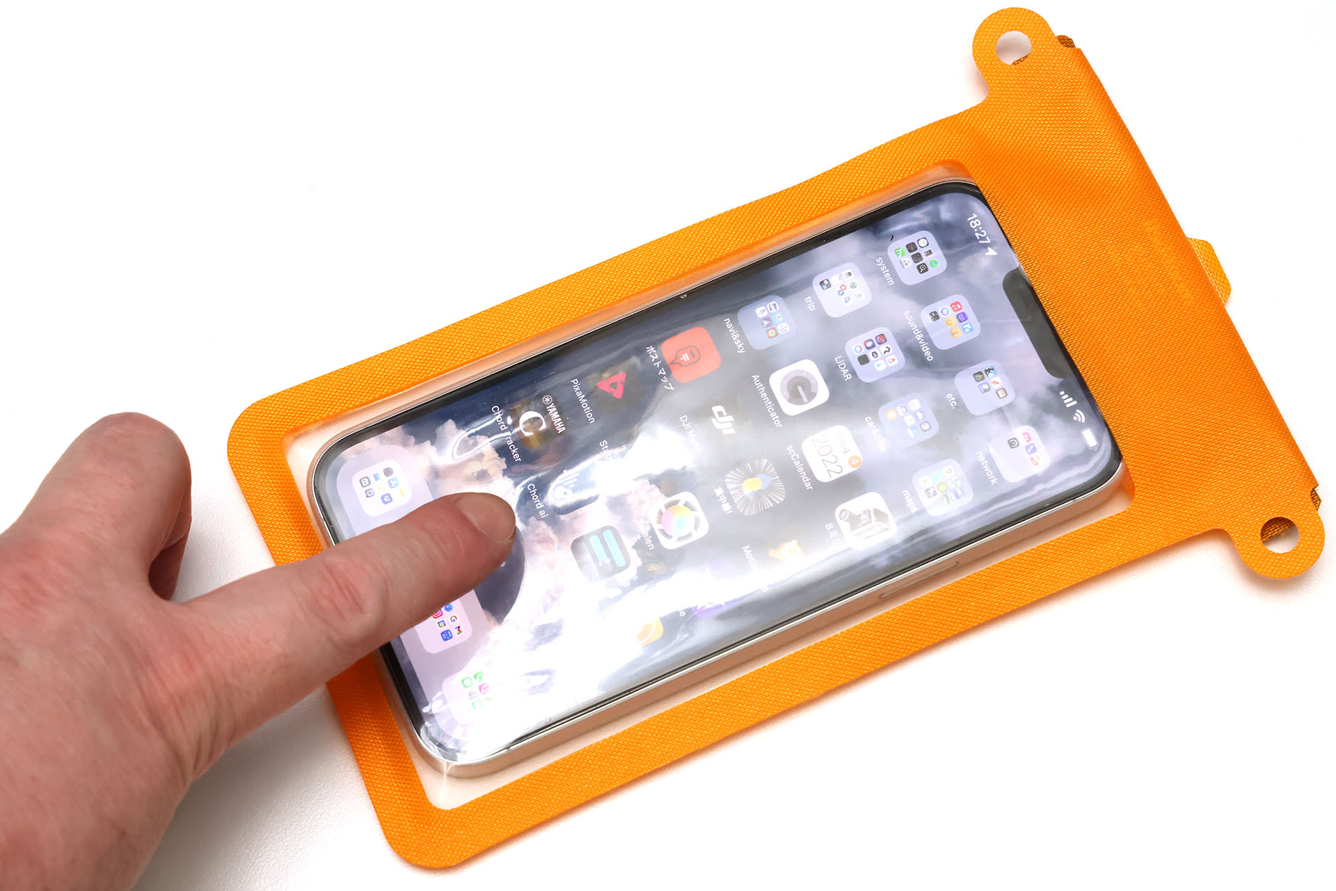 ケース越しで操作できる。透明部分の透明度が高いので、ケース越しの表示もクリアに見える。やや画質は落ちるが写真撮影も可能。