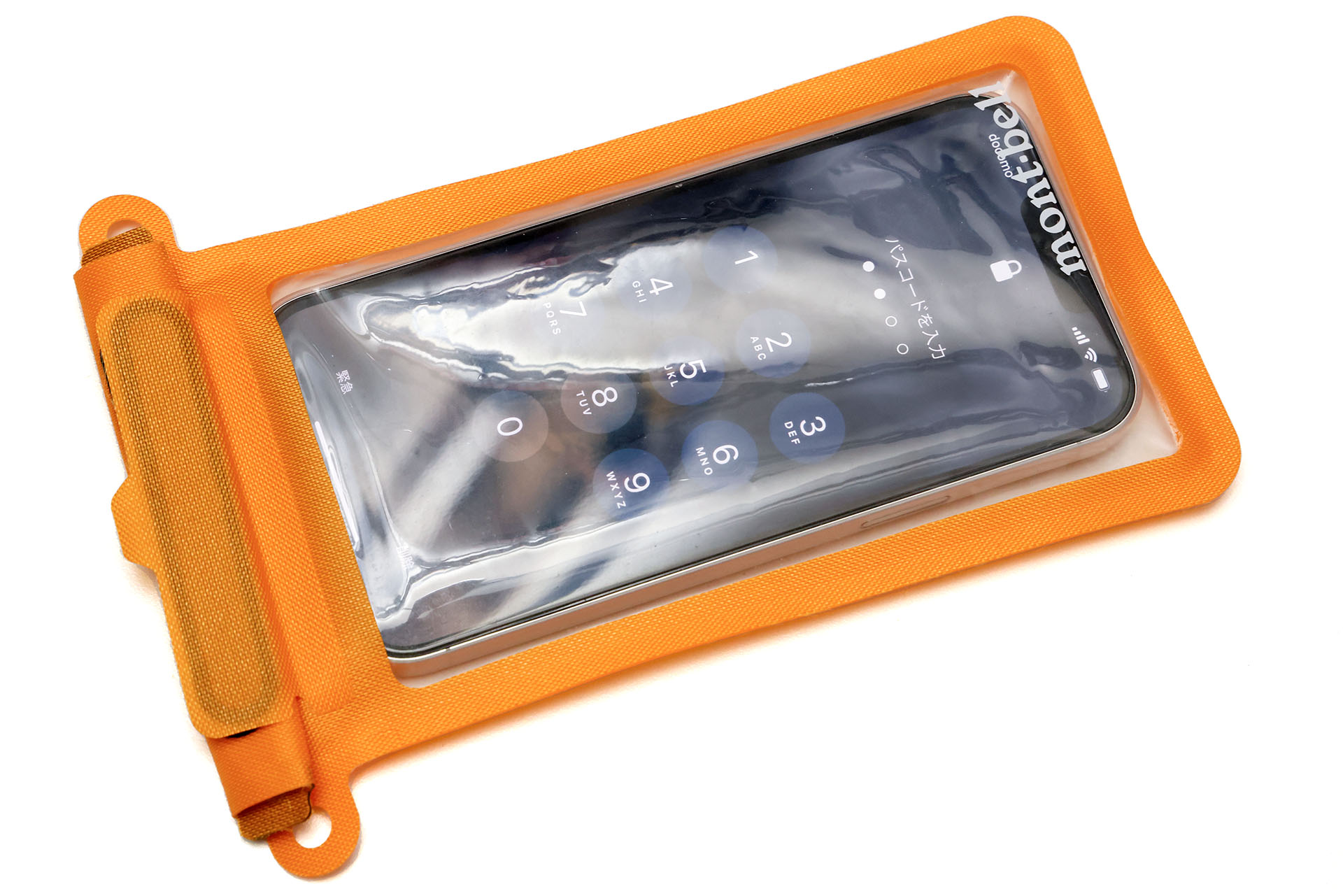 iPhone 13 Pro MaxやiPhone 13 miniなど、Face ID対応で複眼カメラを搭載したiPhoneの場合、ケースに入れる向きに注意が必要だ。ケースの透明部分の「mont・bell」ロゴ部分にFace IDセンサーが重なると顔認識しなくなる。ロゴ部分にカメラが重なると白い写り込みが発生する。縦タイプケースの場合、首からケースを下げた状態でiPhoneが逆さまになるようにセットする人が少なくないと思うが、その場合はFace IDセンサーもしくはカメラが「mont・bell」ロゴ部分と干渉しがち。なんで透明部分にロゴ付けちゃったんでしょうネ？