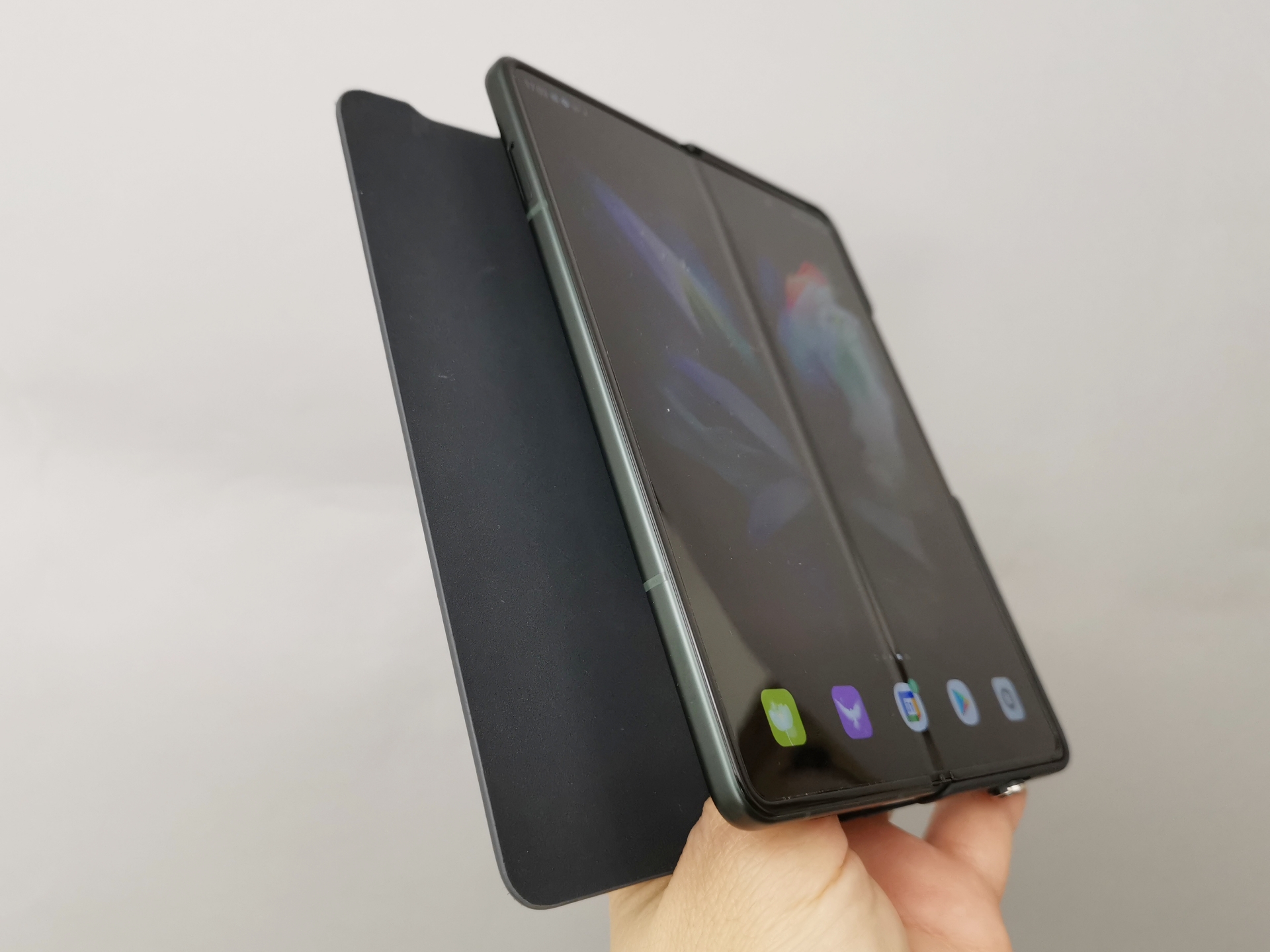 開いたカバーがサブディスプレイにパカパカと当たるので、少しうっとうしい