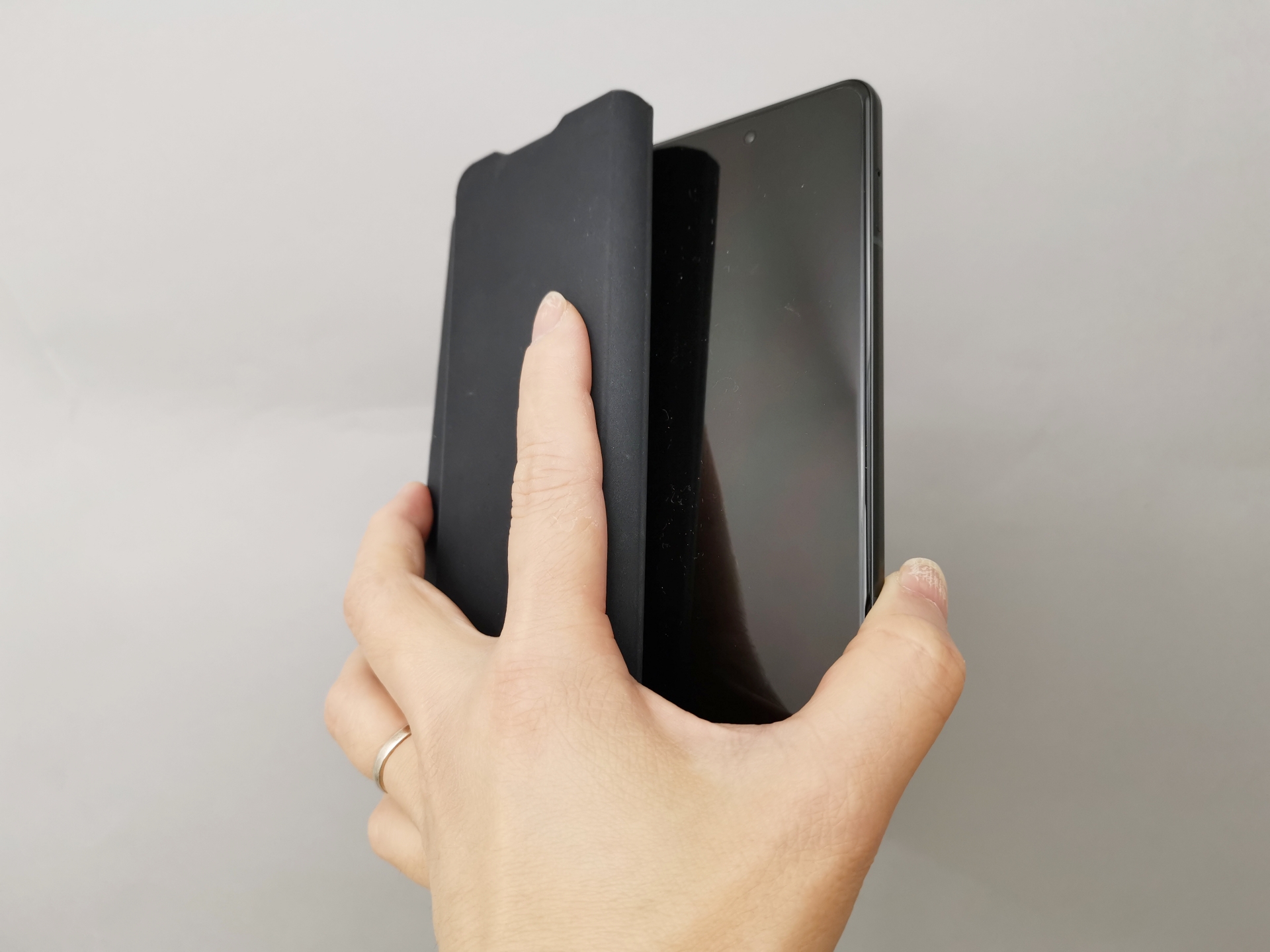 今のところこの持ち方が最も安定するのだが、カバーに折りグセがついてしまうのが玉に瑕