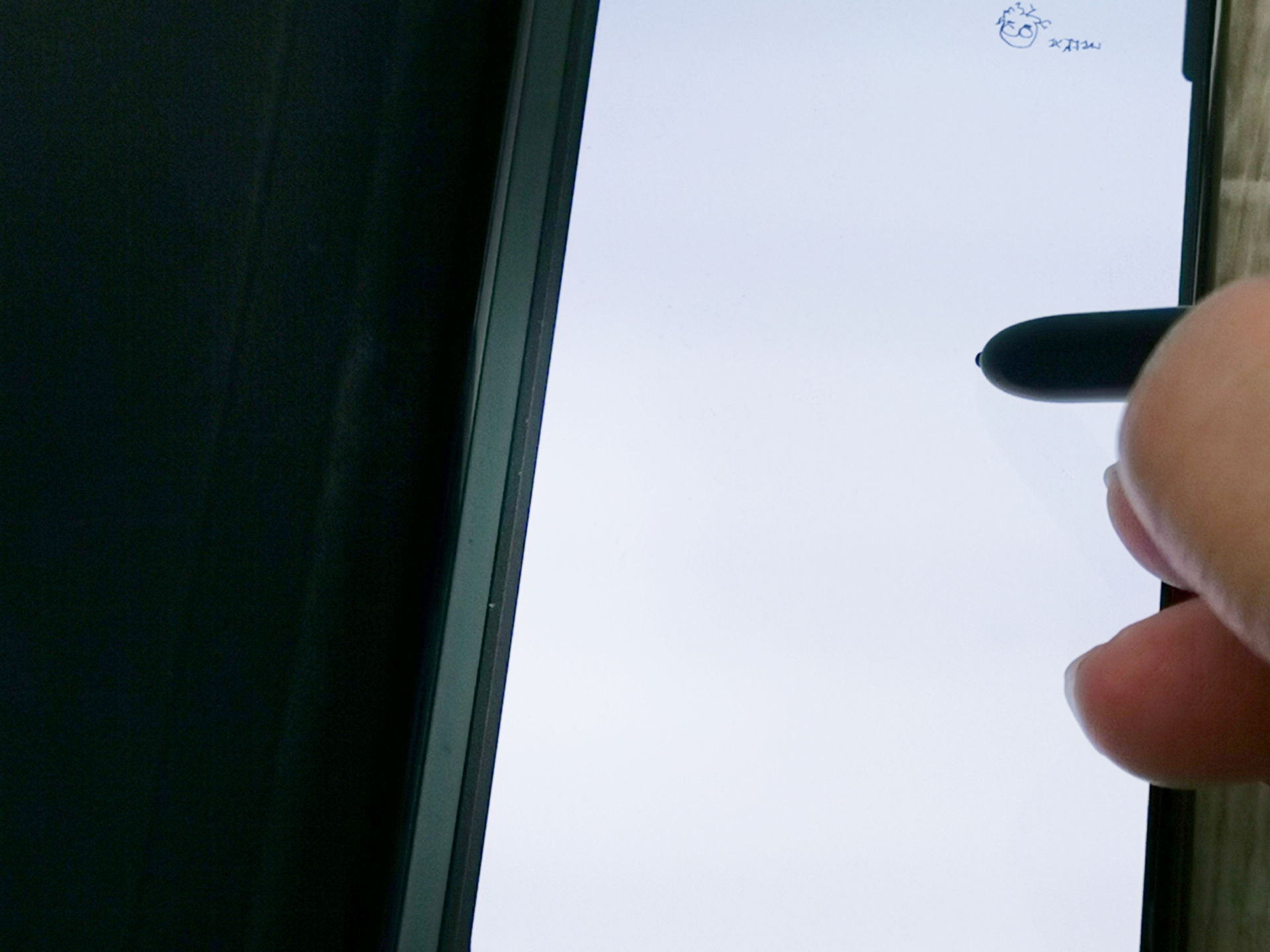 サブディスプレイにはSペンで書き込めない仕様だとか。完全なるリサーチ不足