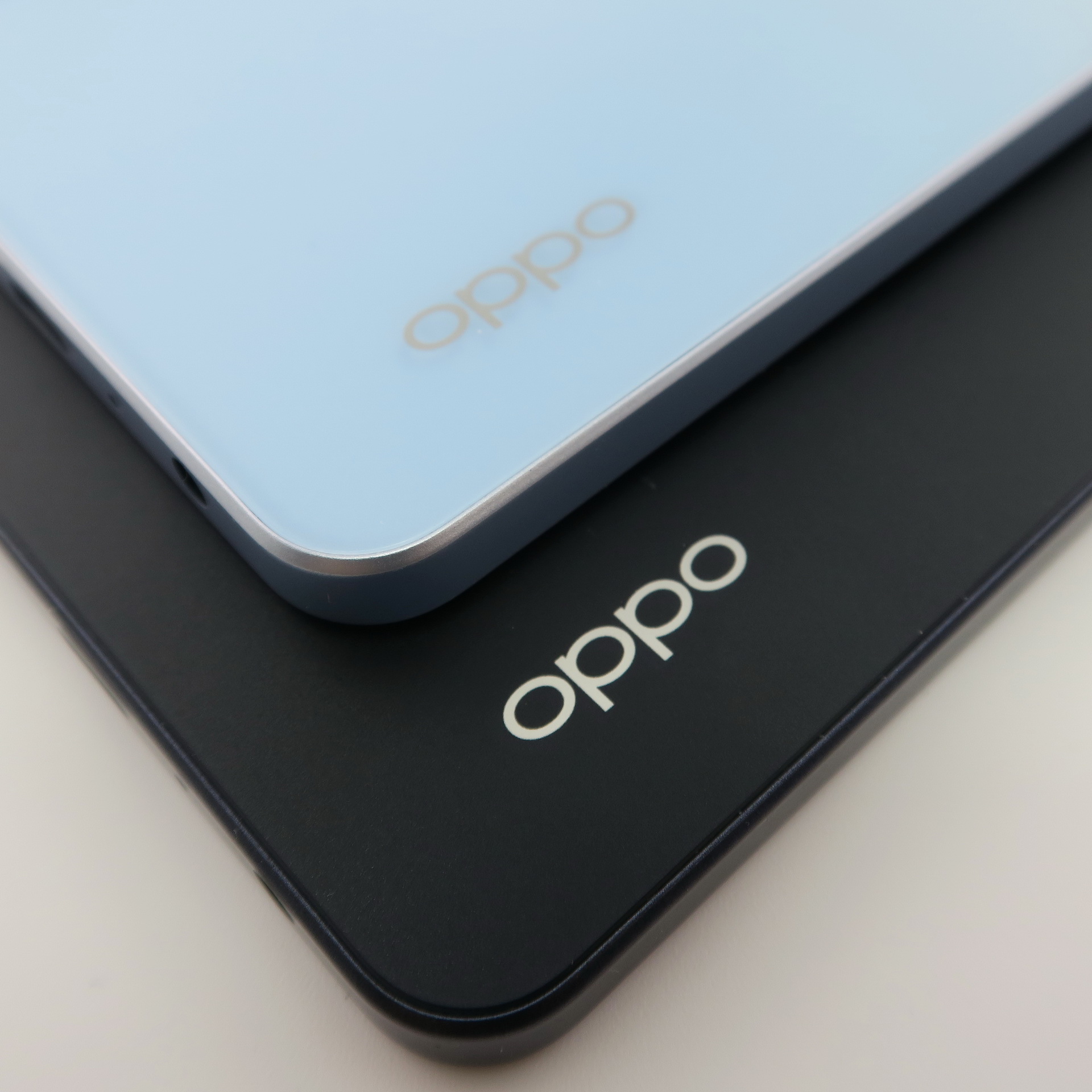 マットな仕上げながら、光によって、輝きが見える背面