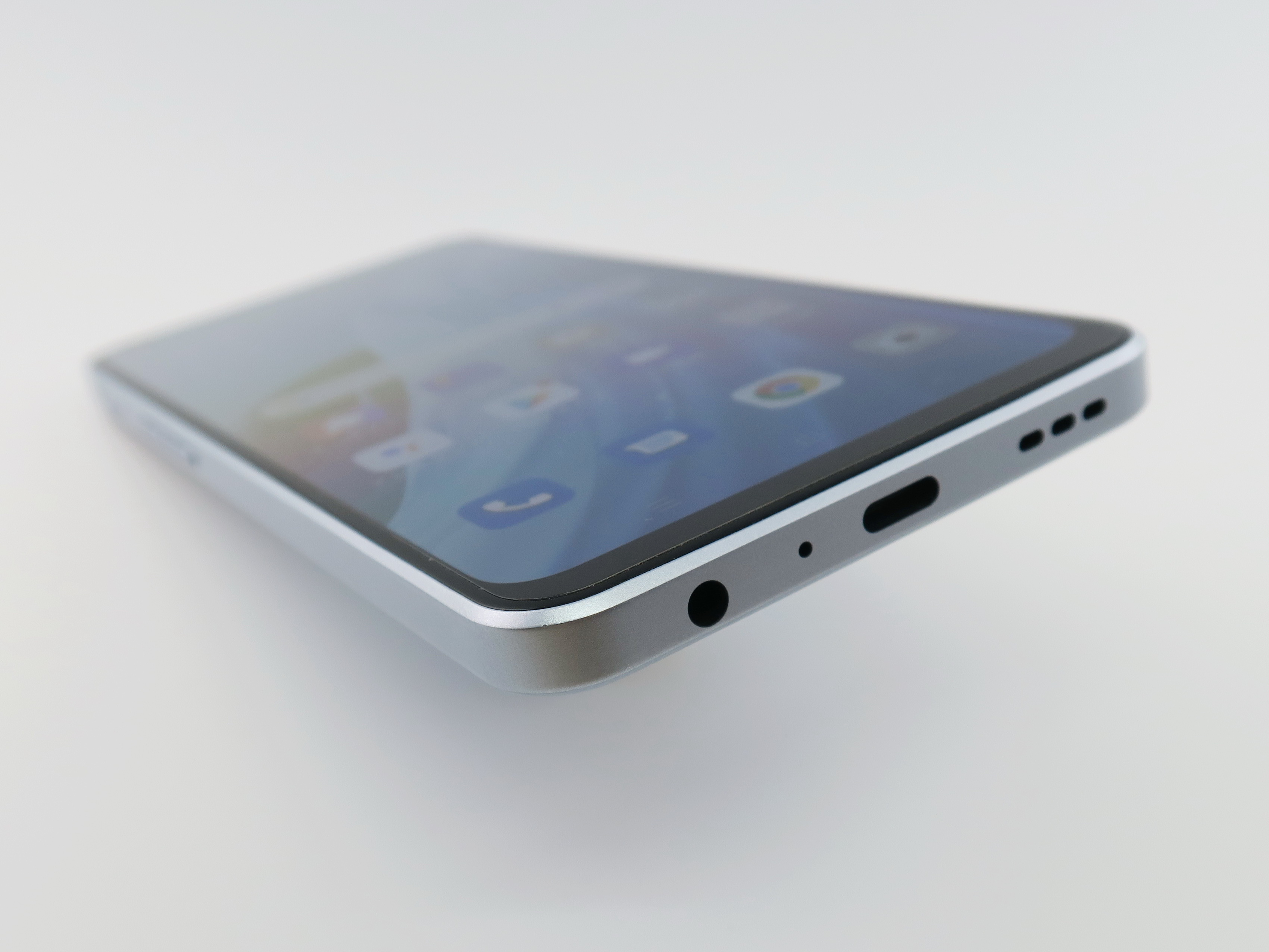 下部には中央にUSB Type-C外部接続端子、左側に3.5mmイヤホンマイク端子を備える