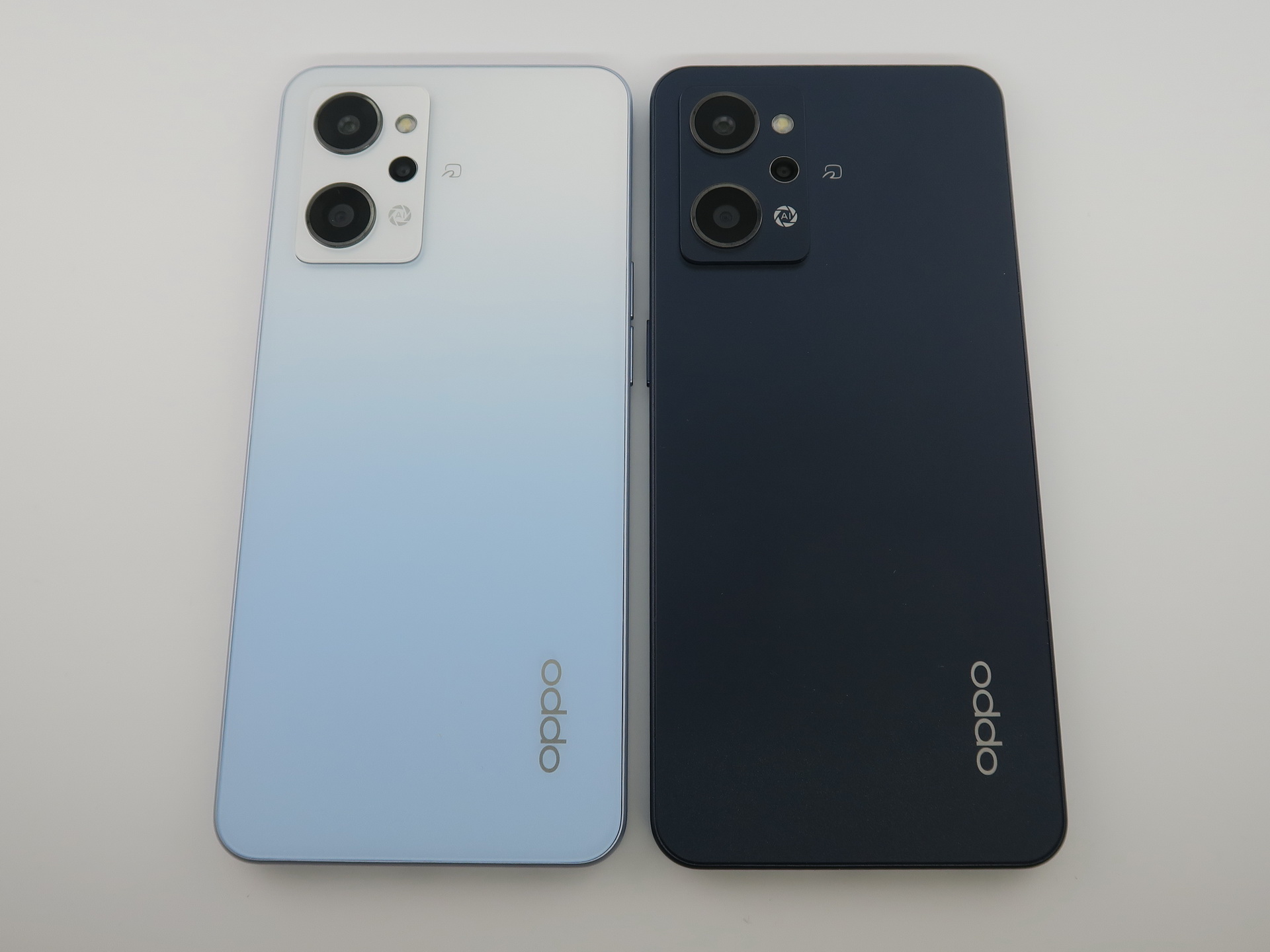 ドリームブルー（左）とスターリーブラック（右）の背面。ドリームブルーはややグラデーションのような仕上げに見える