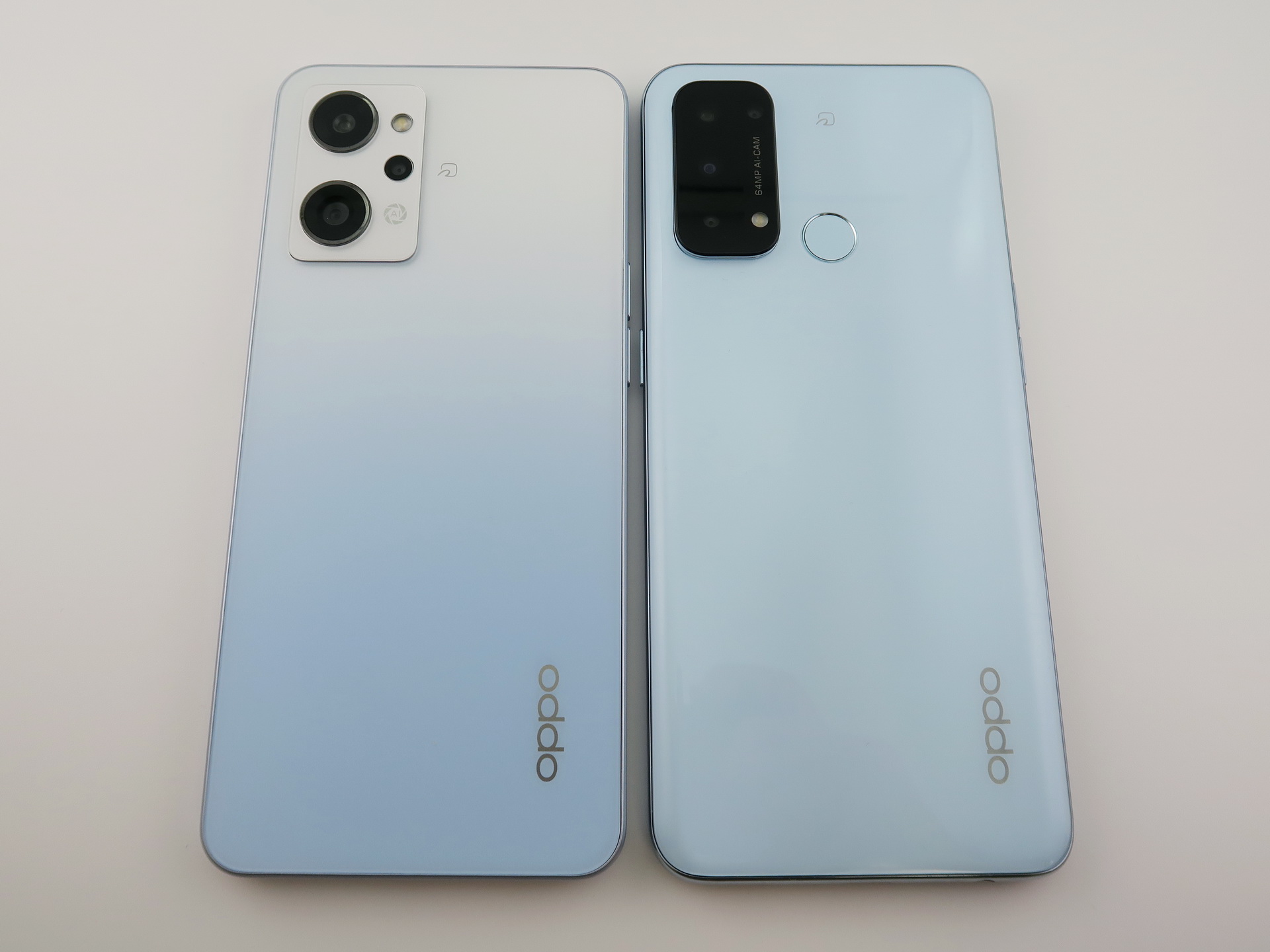 「OPPO Reno7 A」（左）と「OPPO Reno5 A」（右）の背面。カメラ周りのデザインが一新され、指紋センサーは画面内に移動。背面の仕上げもフラットになった
