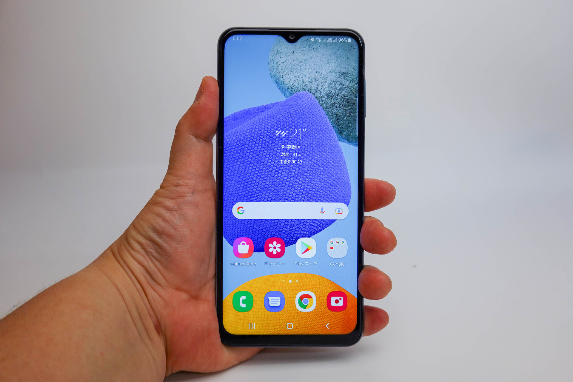 約6.6インチ、フルHD+（1080×2408）TFTディスプレイは、約1,600万色に対応。インカメラにはしずく型のノッチが採用されている
