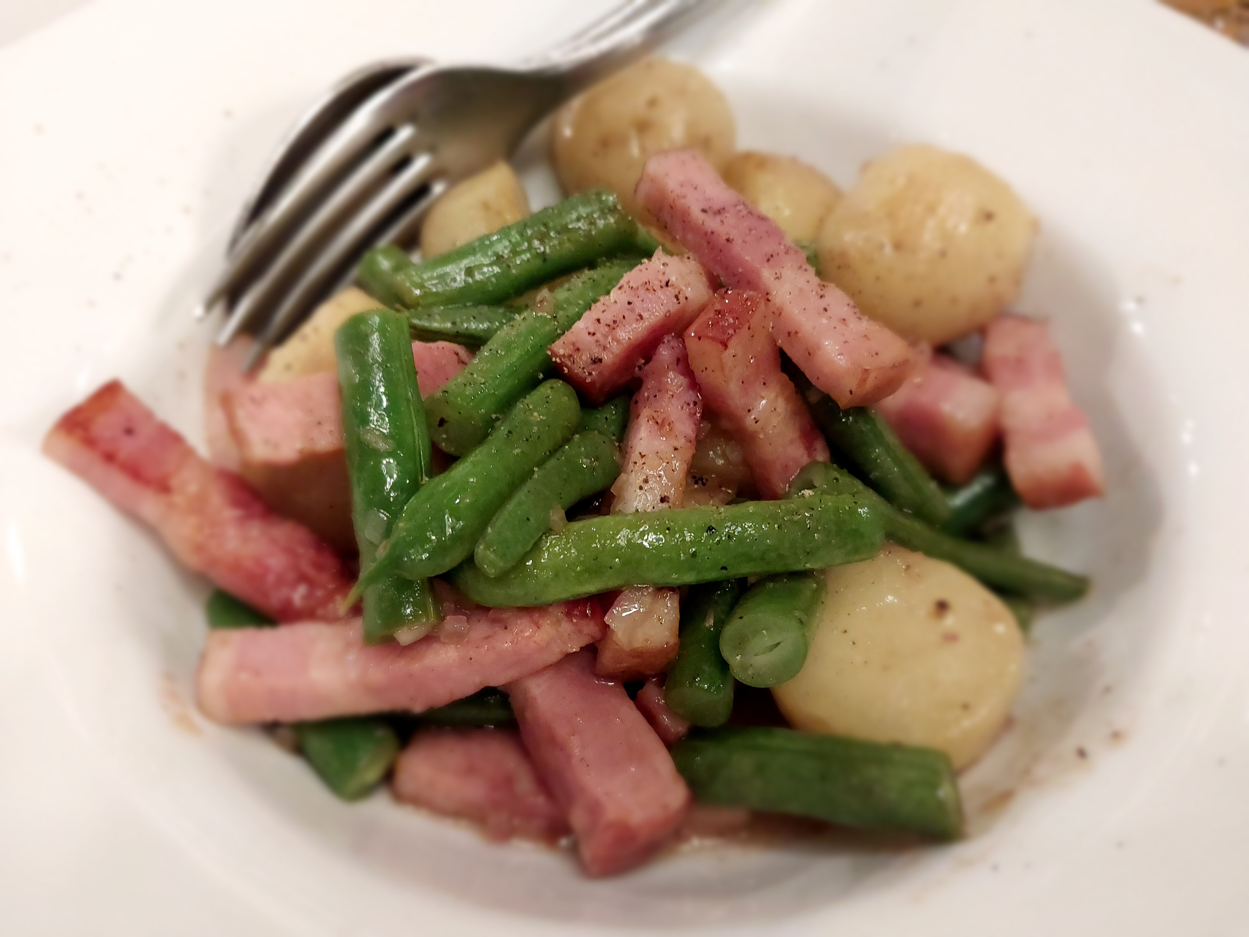 ピントを絞ってシズル感のある写真が撮れる食事モード