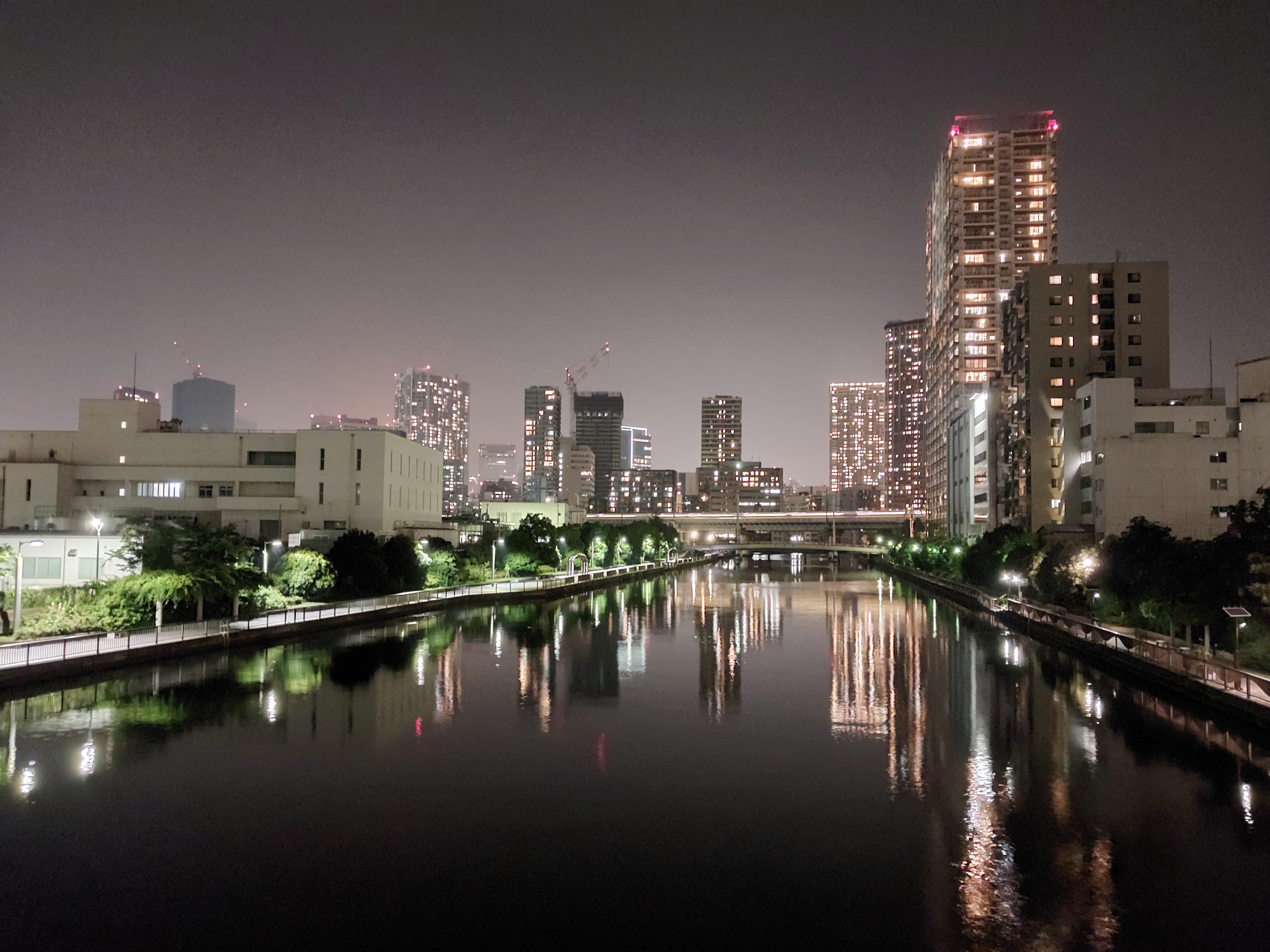 シャッタースピードを落として明るい夜景が撮れるナイトモード