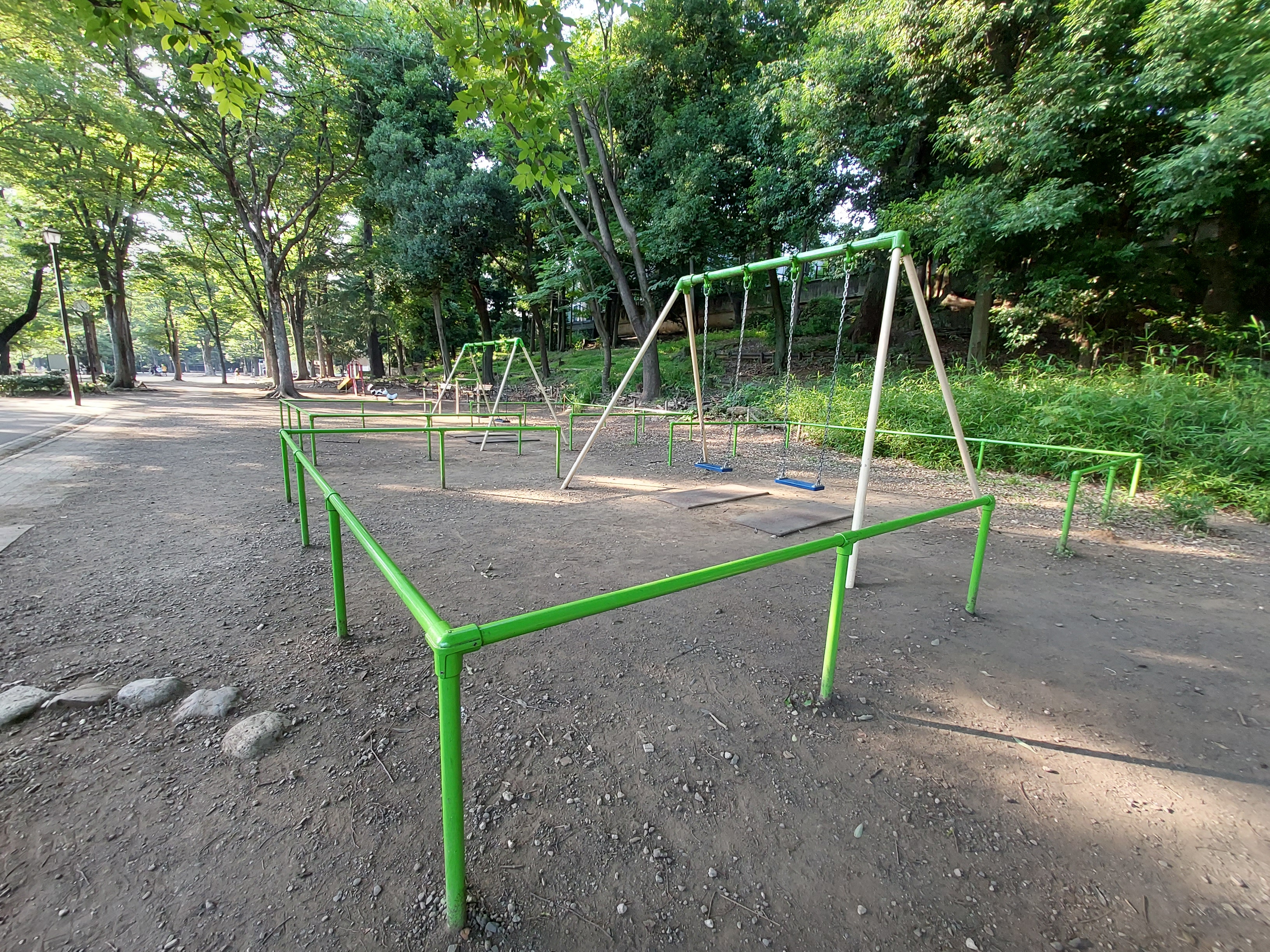 同じ場所で撮影した超広角での写真（左）と標準画角での写真（右）