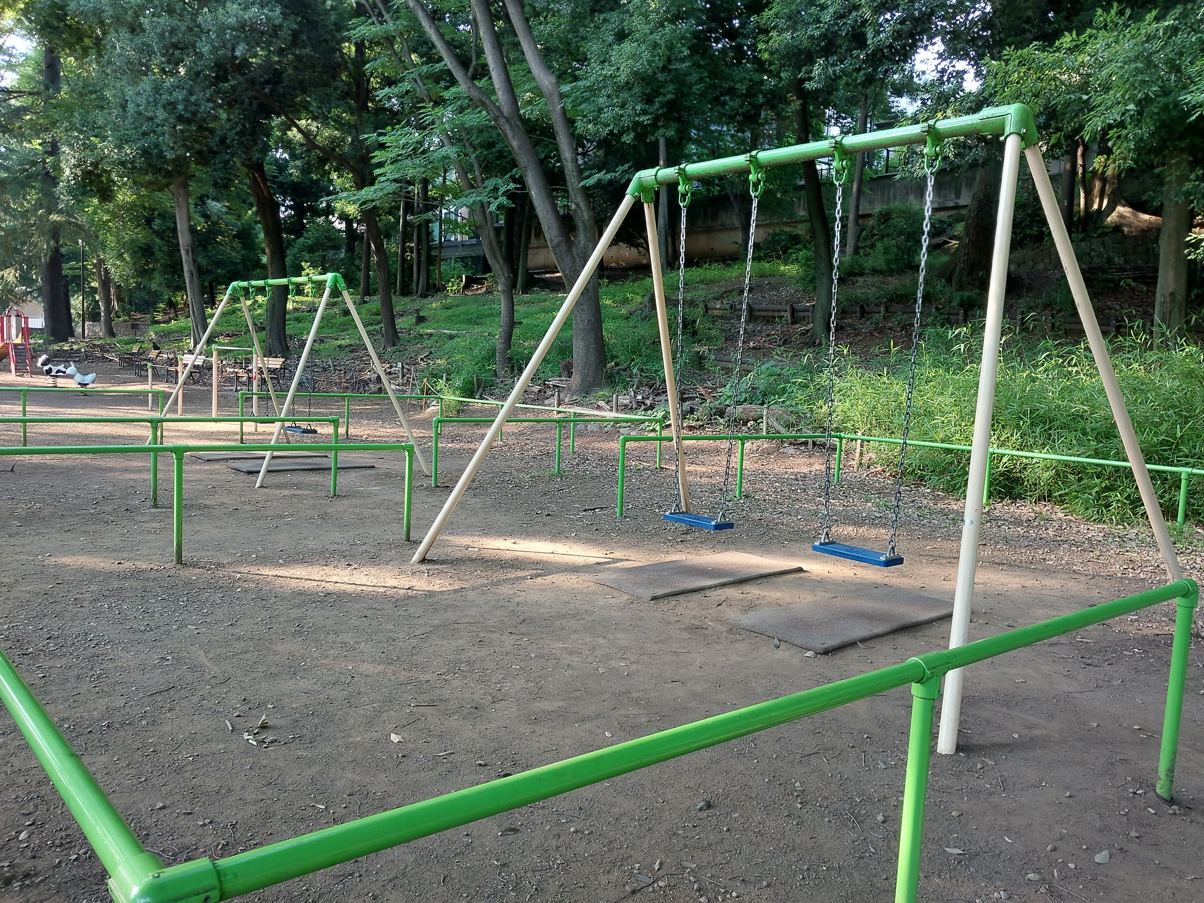 同じ場所で撮影した超広角での写真（左）と標準画角での写真（右）